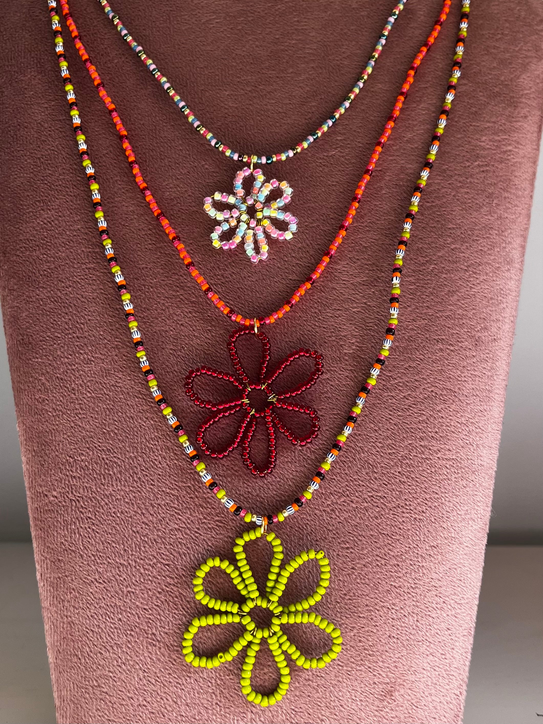 Lange Kralenketting met Bloem Bedel