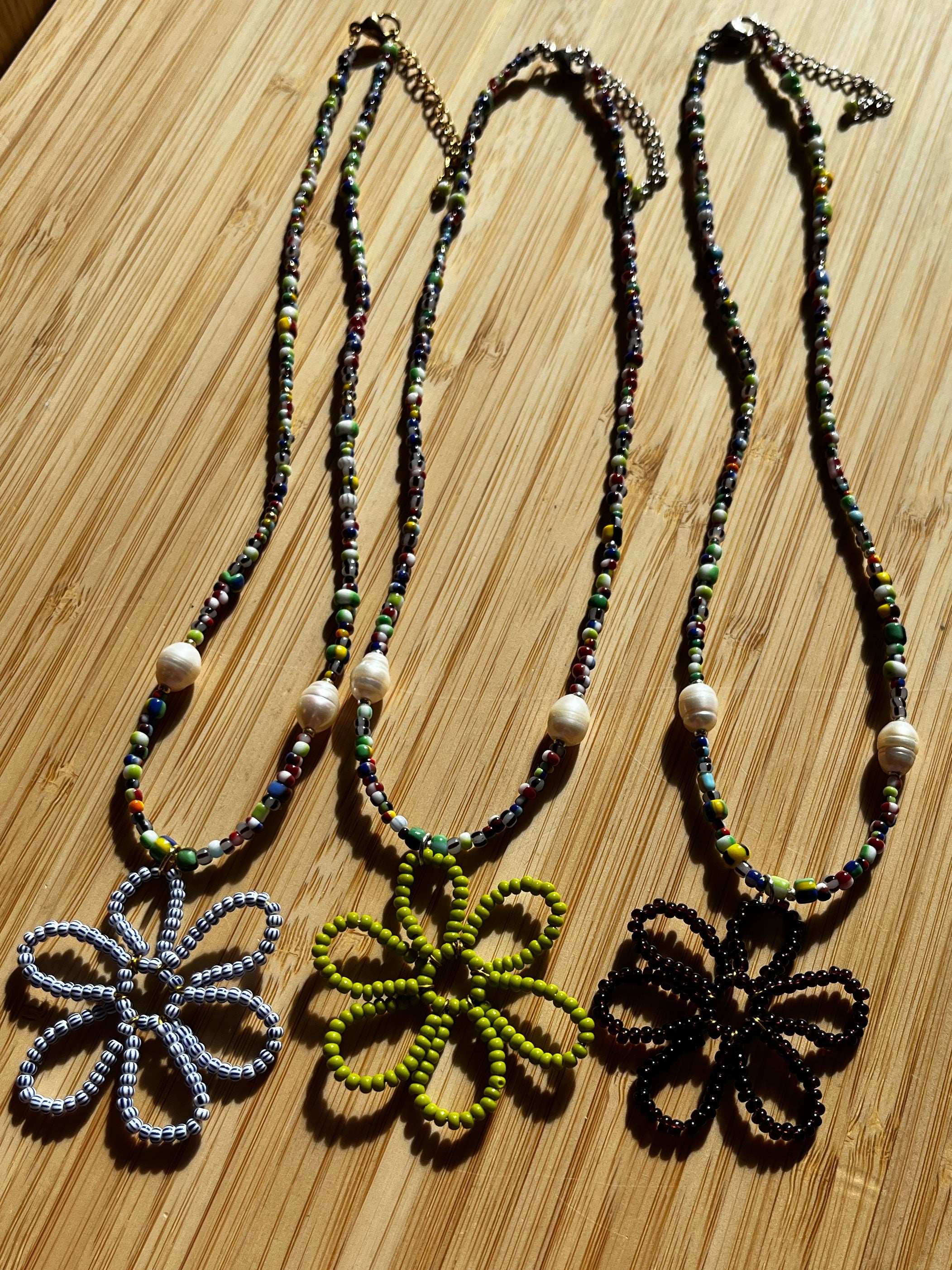 Kralenketting Strepen & Parel Kralen met Bloem Bedel