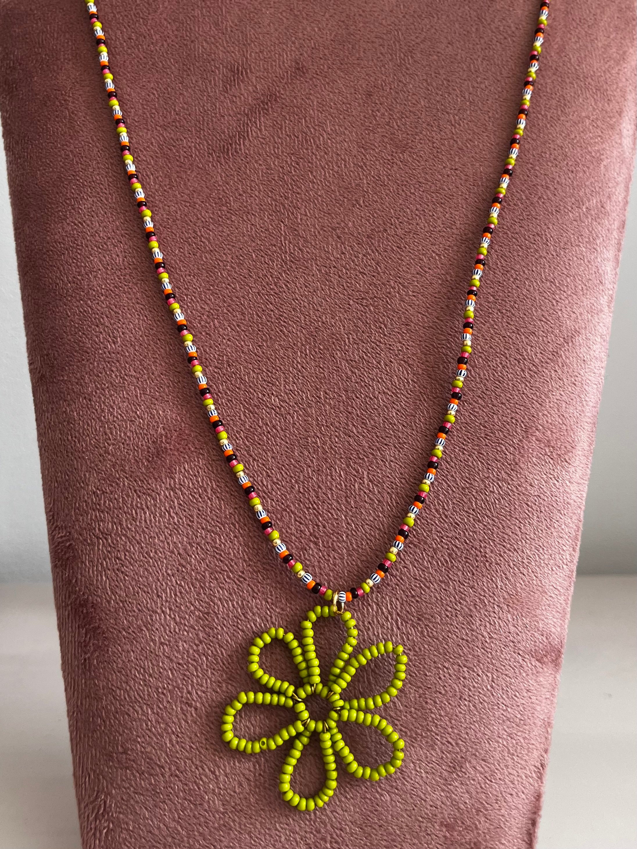 Lange Kralenketting met Bloem Bedel