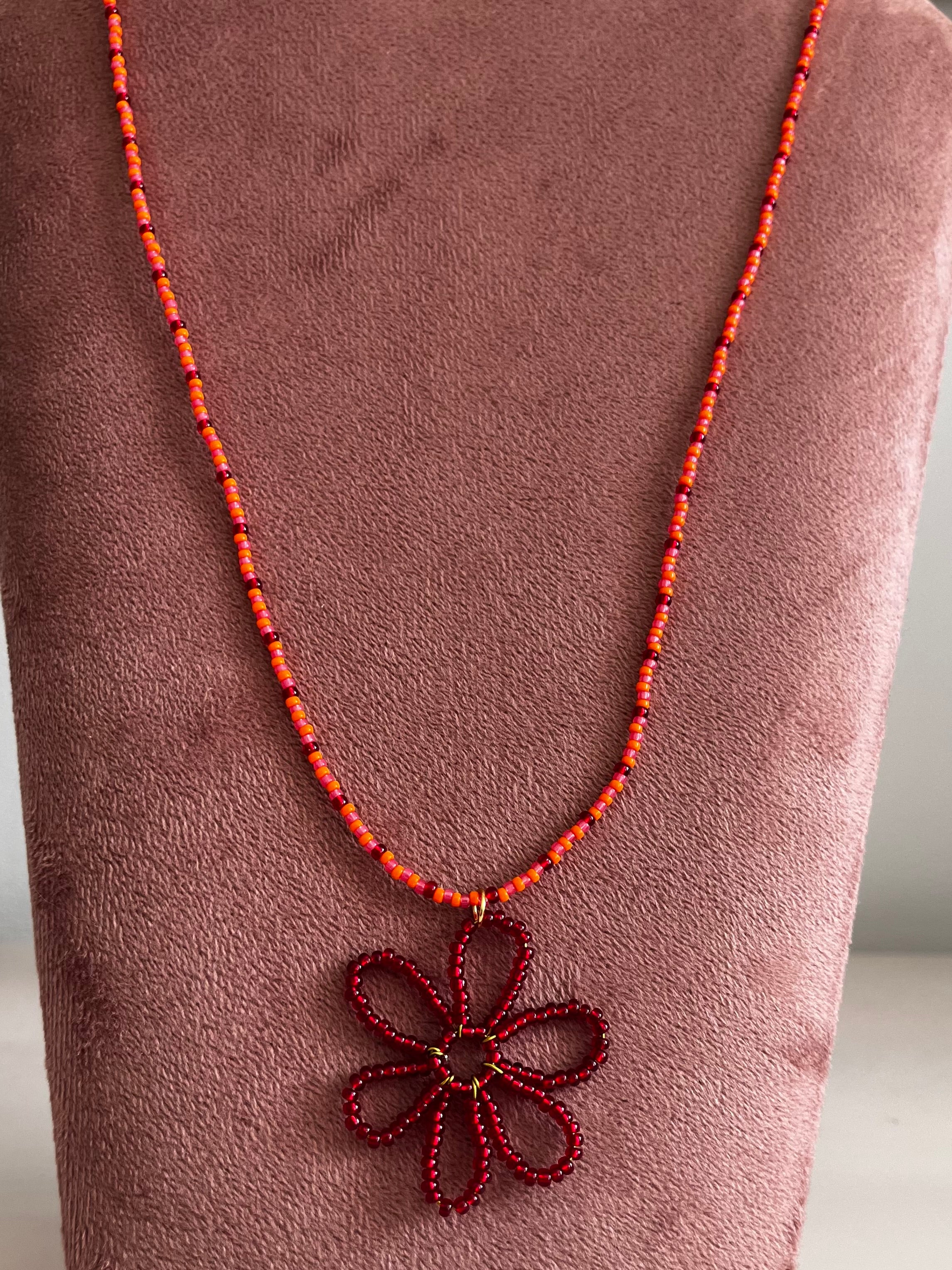 Lange Kralenketting met Bloem Bedel