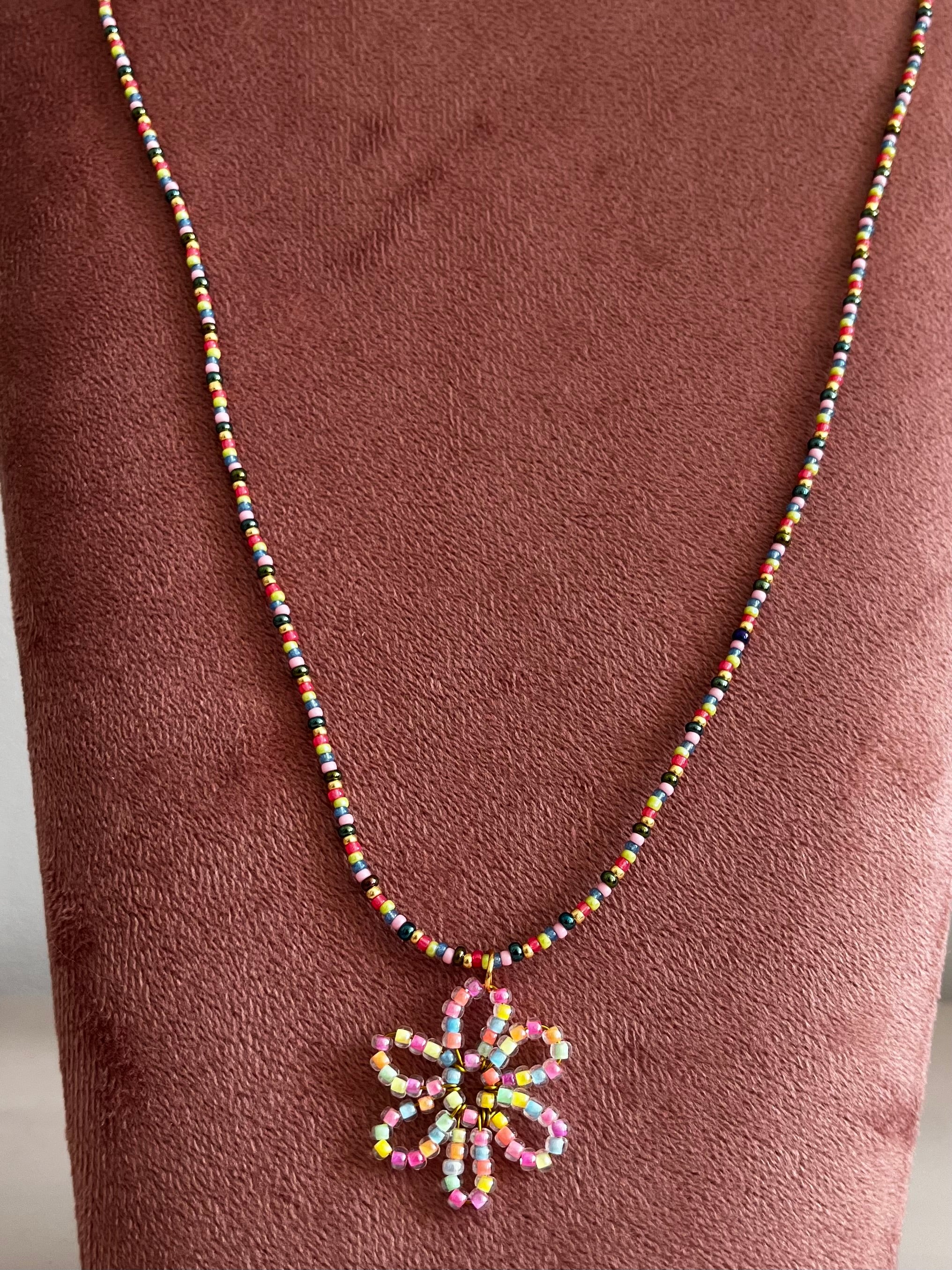 Lange Kralenketting met Bloem Bedel