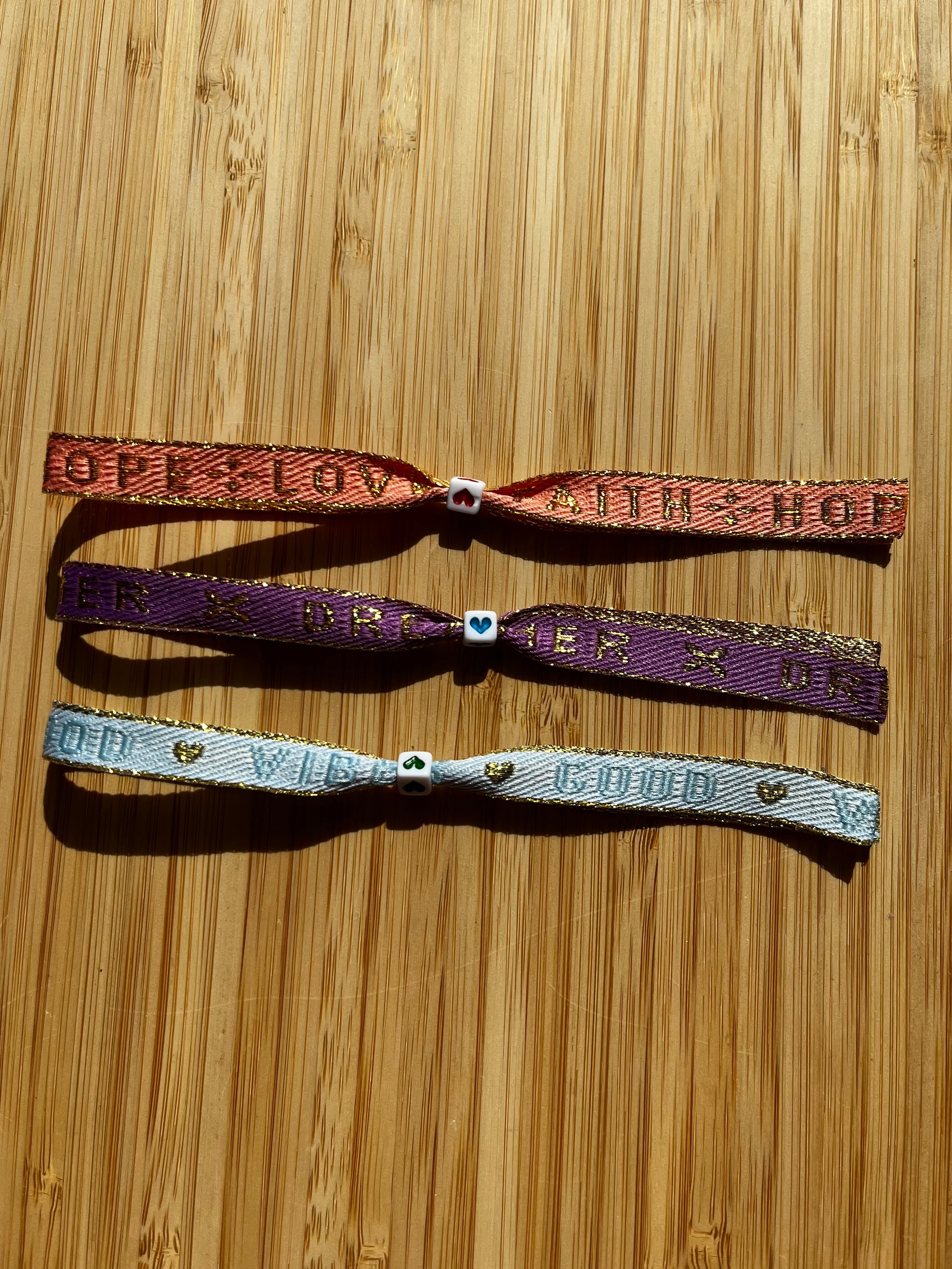 Zomerse Lintarmbandjes met Tekst en Gouden Randen