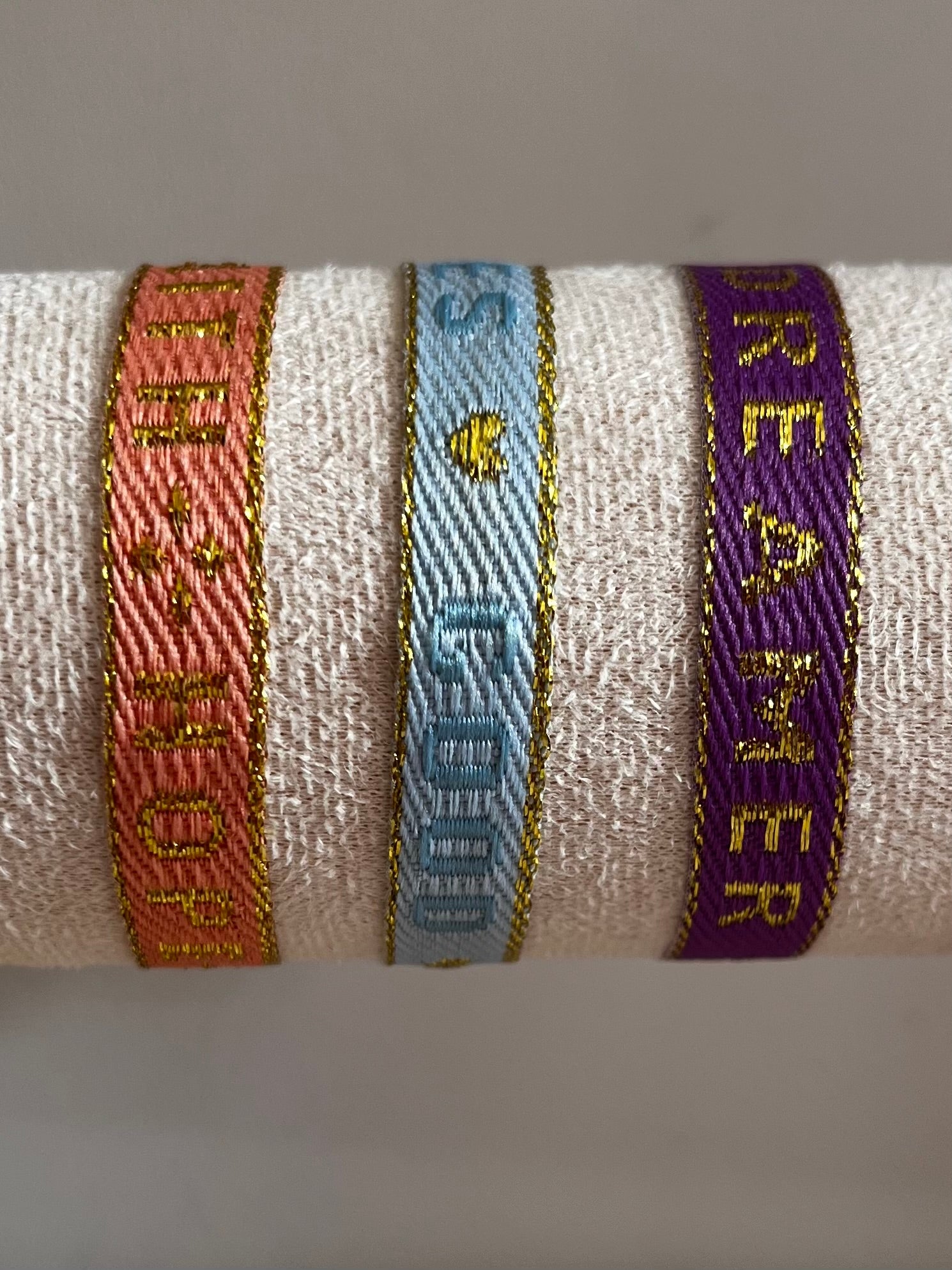 Zomerse Lintarmbandjes met Tekst en Gouden Randen