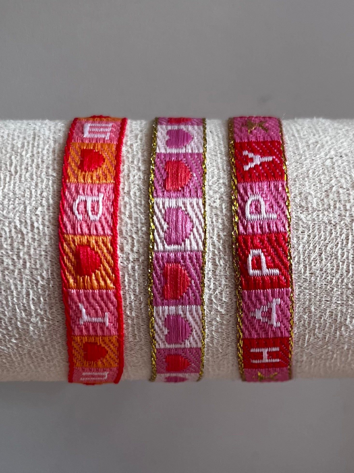 Zomerse Lintarmbandjes met Tekst in Roze Kleuren