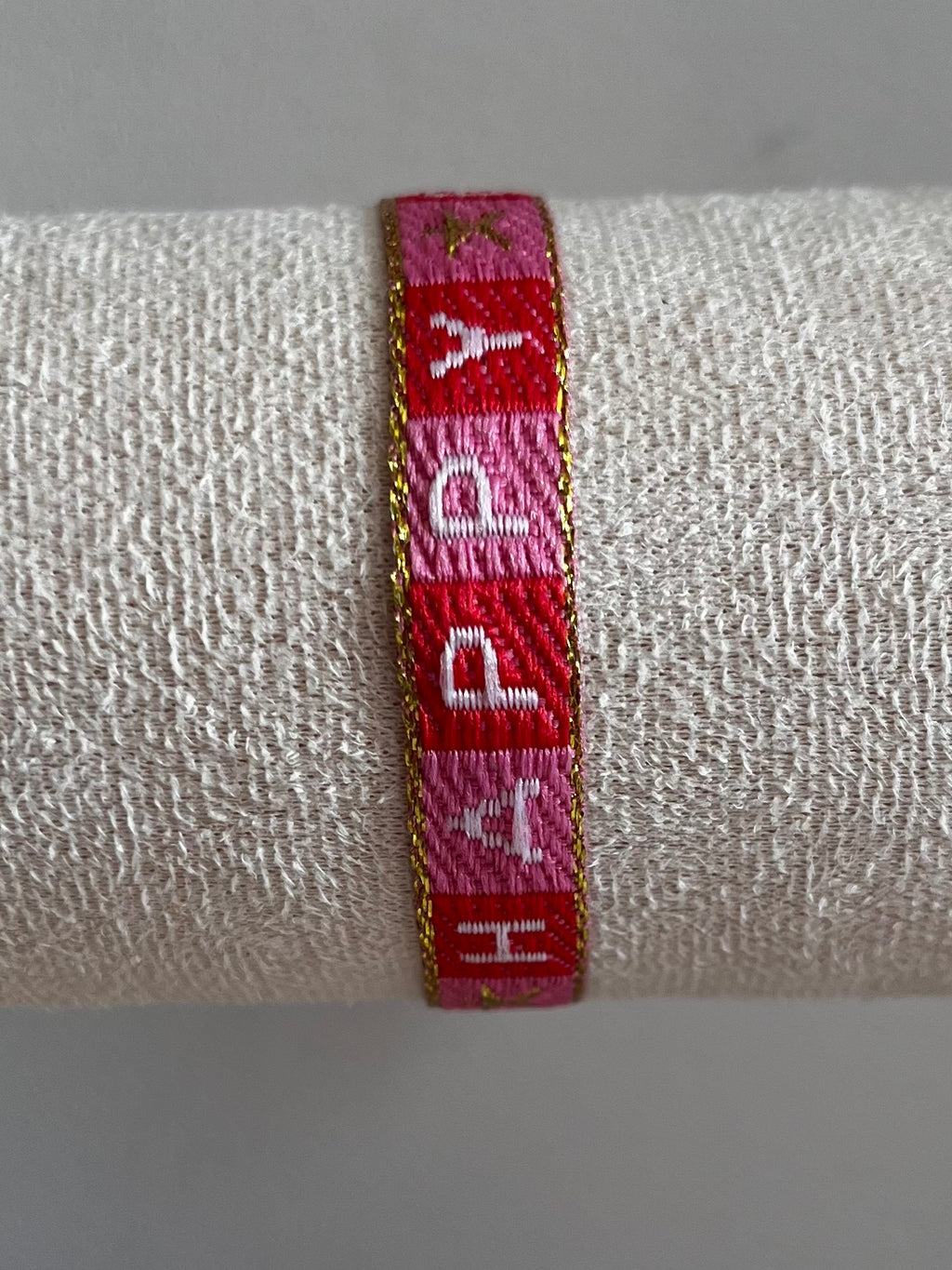 Zomerse Lintarmbandjes met Tekst in Roze Kleuren