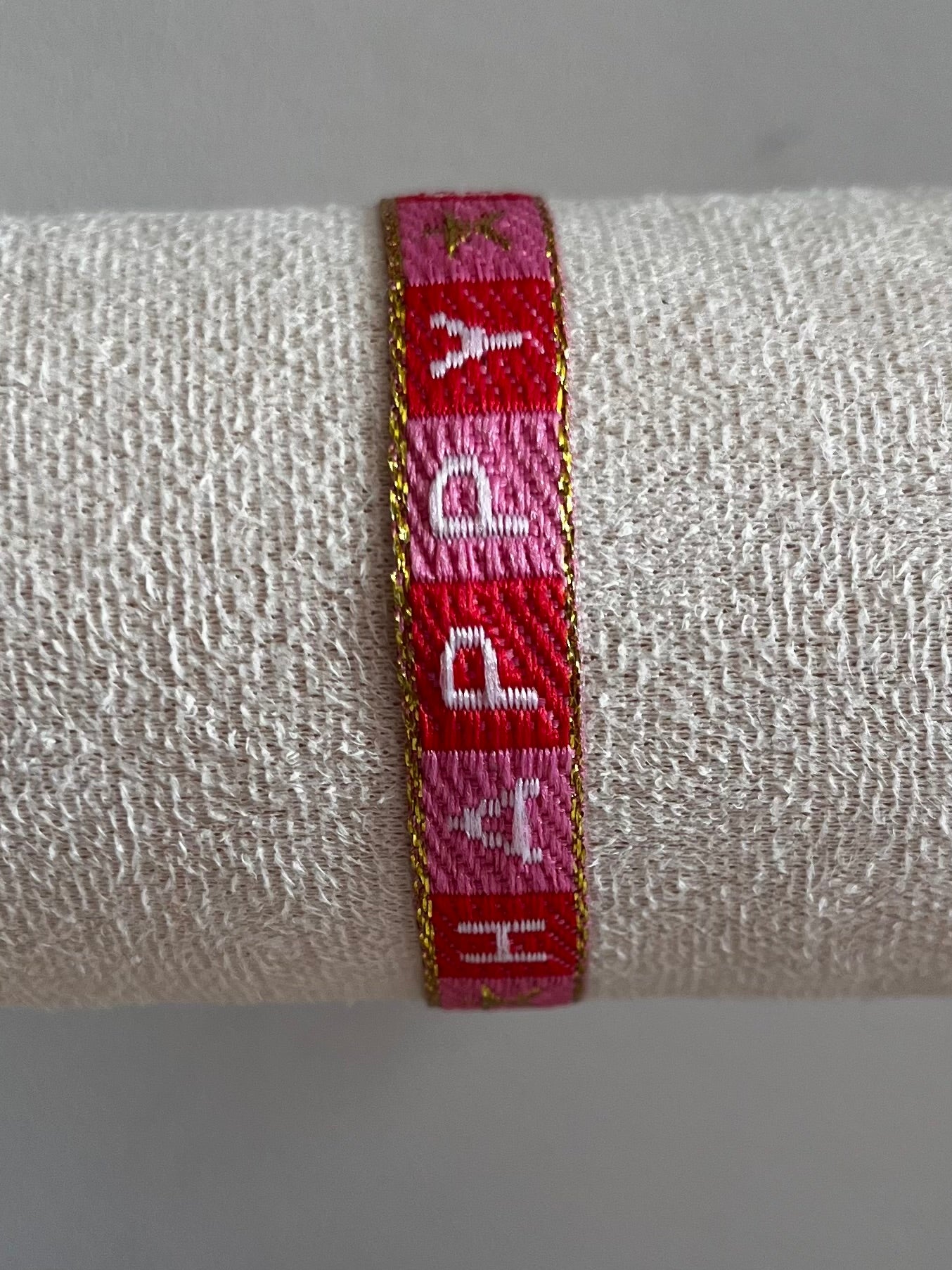 Zomerse Lintarmbandjes met Tekst in Roze Kleuren