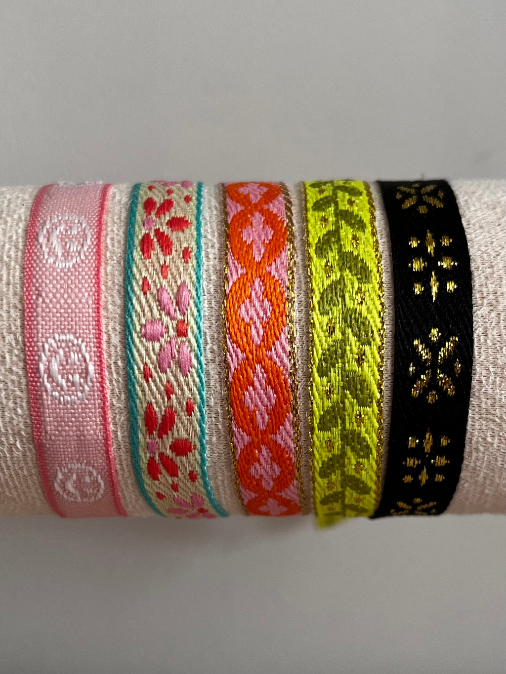 Zomerse lintarmbandjes met patronen in verschillende kleuren
