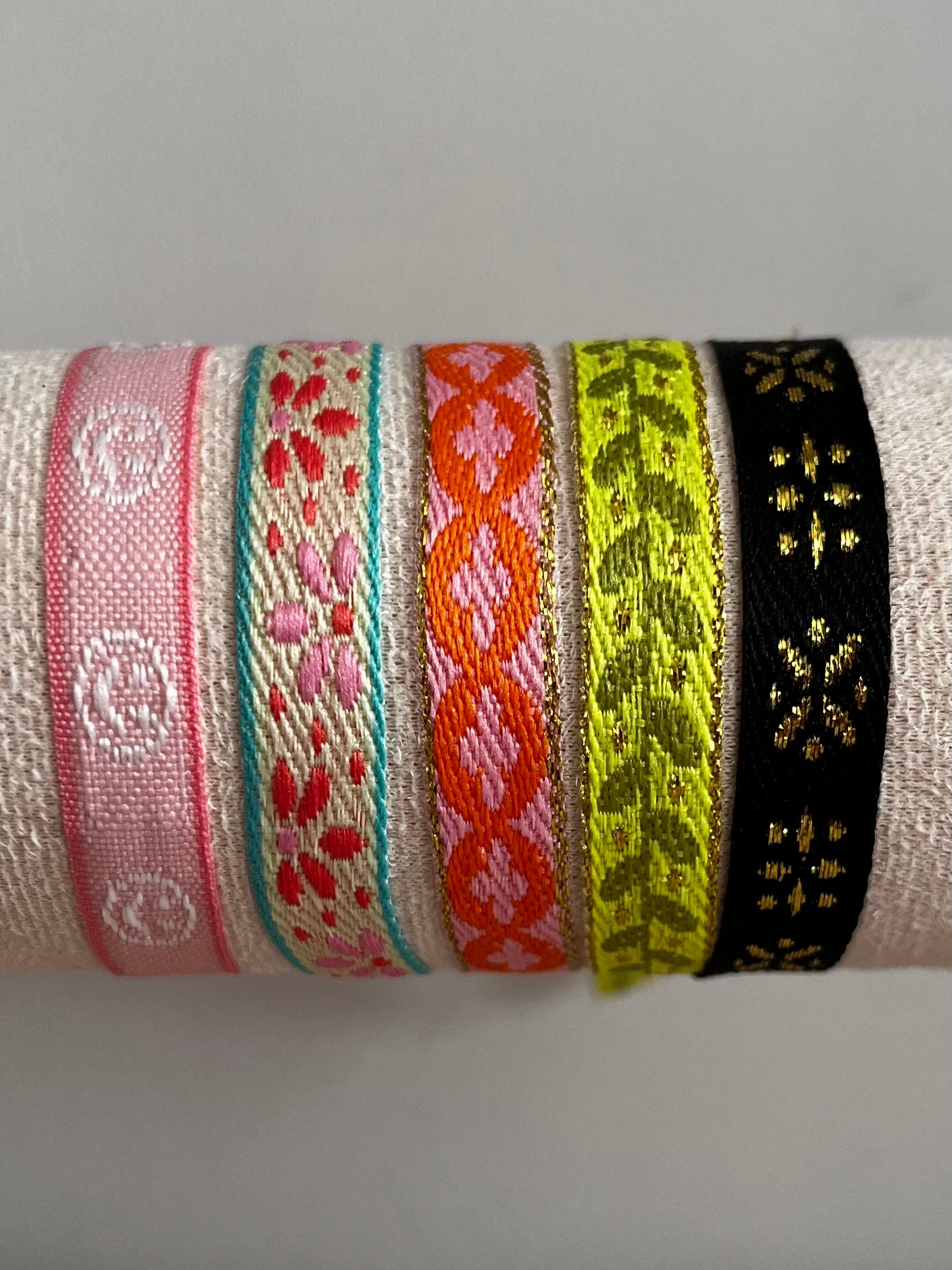 Zomerse lintarmbandjes met patronen in verschillende kleuren