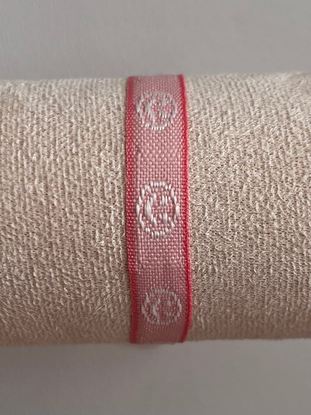 Zomerse lintarmbandjes met patronen in verschillende kleuren