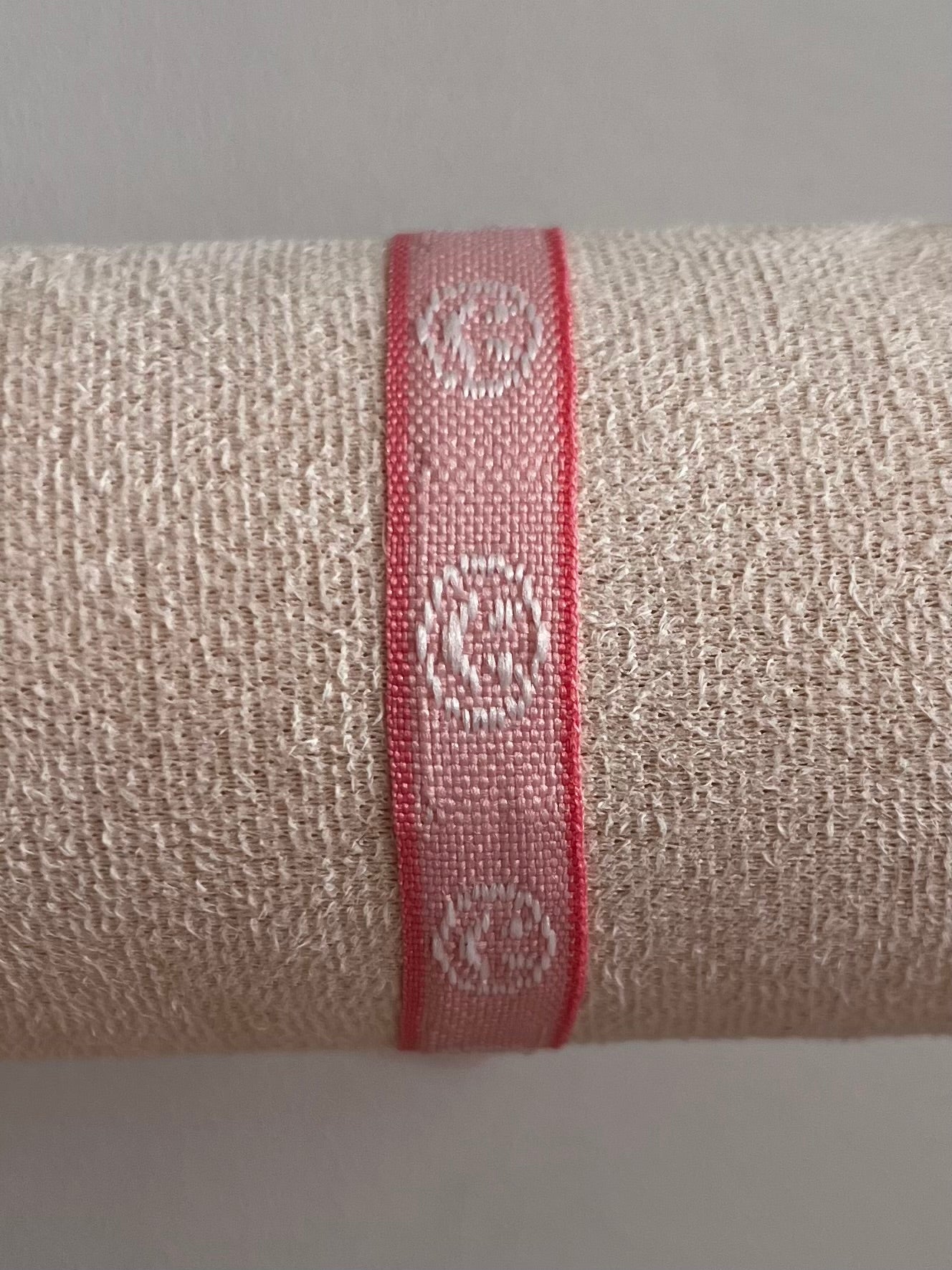 Zomerse lintarmbandjes met patronen in verschillende kleuren