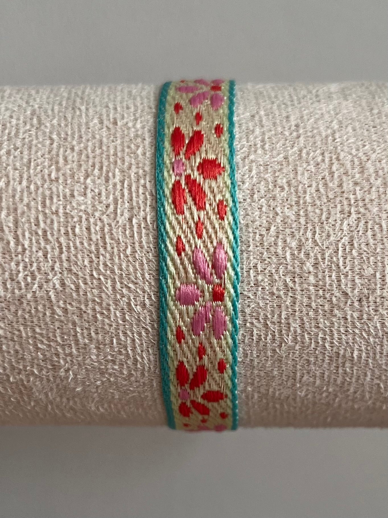 Zomerse lintarmbandjes met patronen in verschillende kleuren