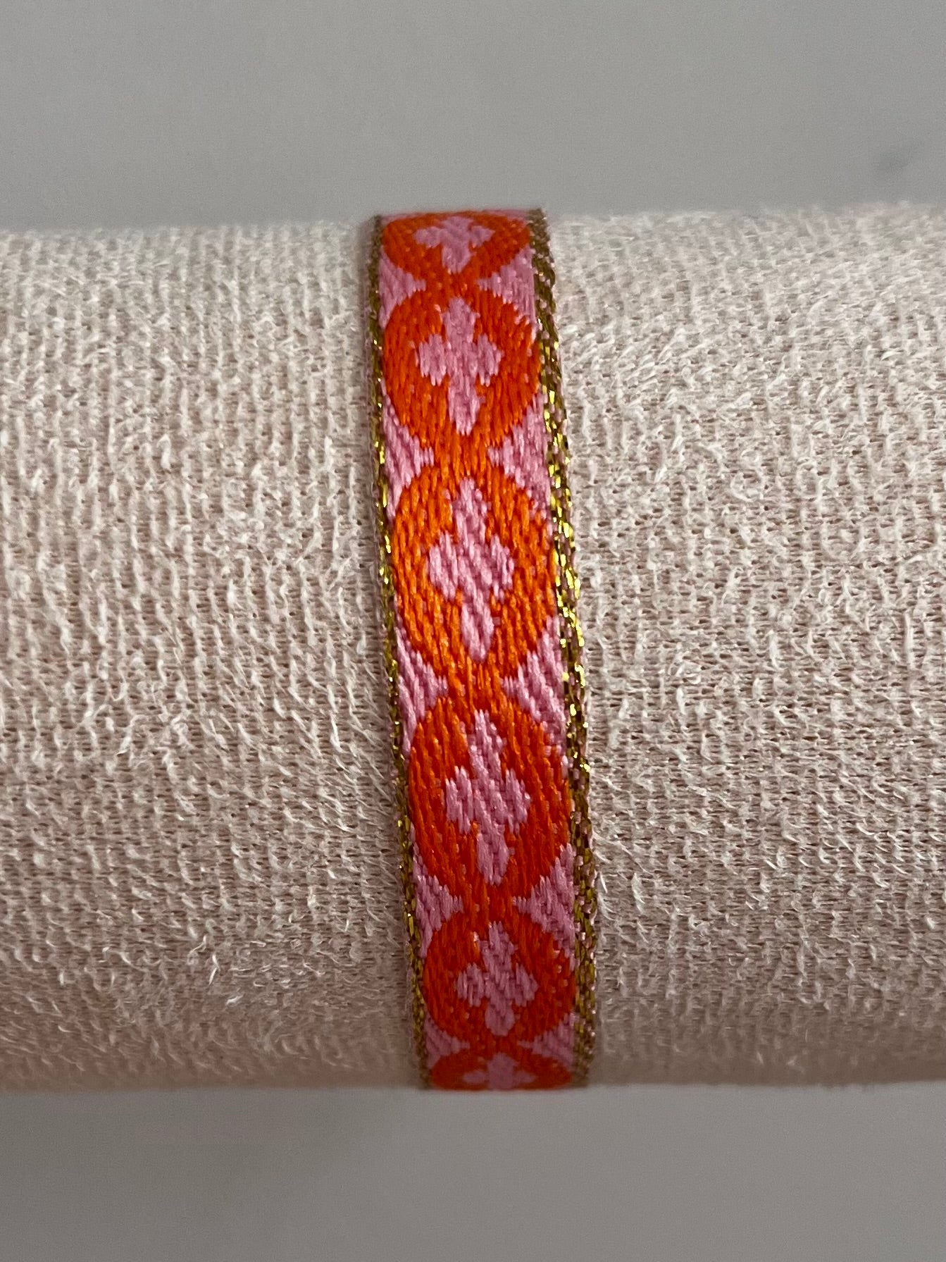 Zomerse lintarmbandjes met patronen in verschillende kleuren