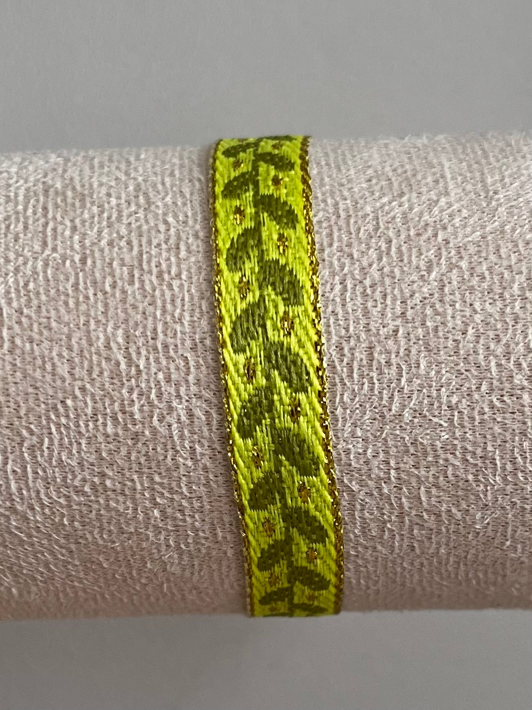 Zomerse lintarmbandjes met patronen in verschillende kleuren