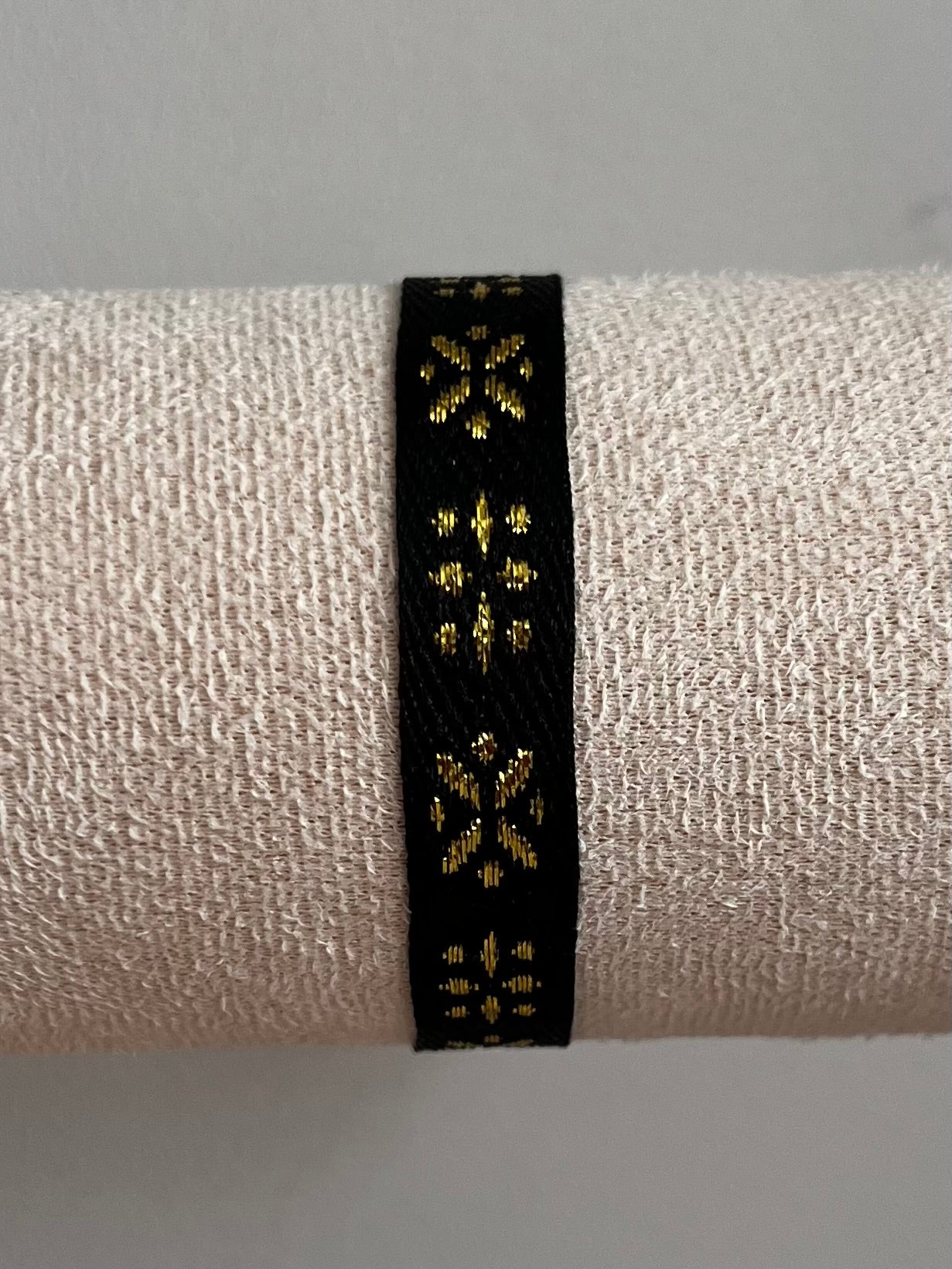 Zomerse lintarmbandjes met patronen in verschillende kleuren