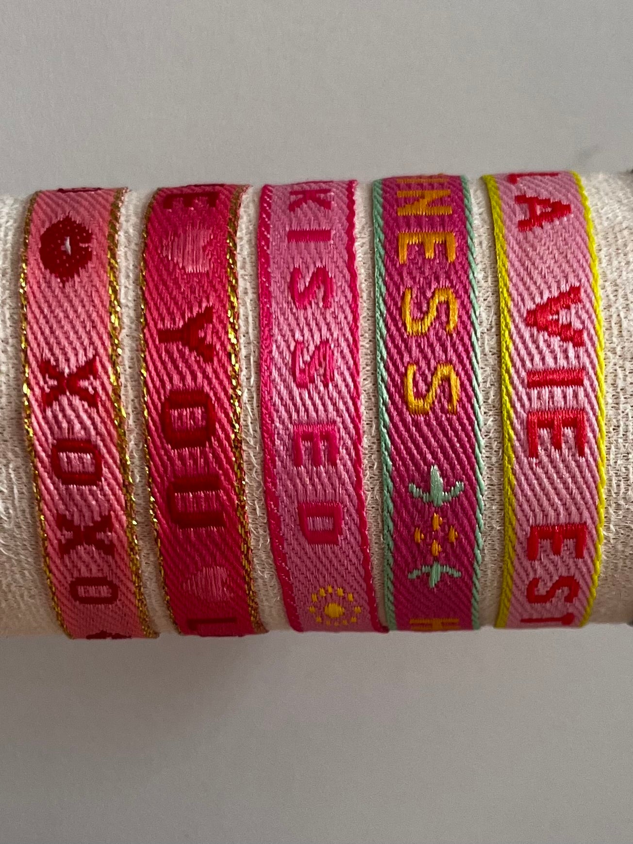 Zomerse lintarmbandjes met tekst in roze/rode kleuren