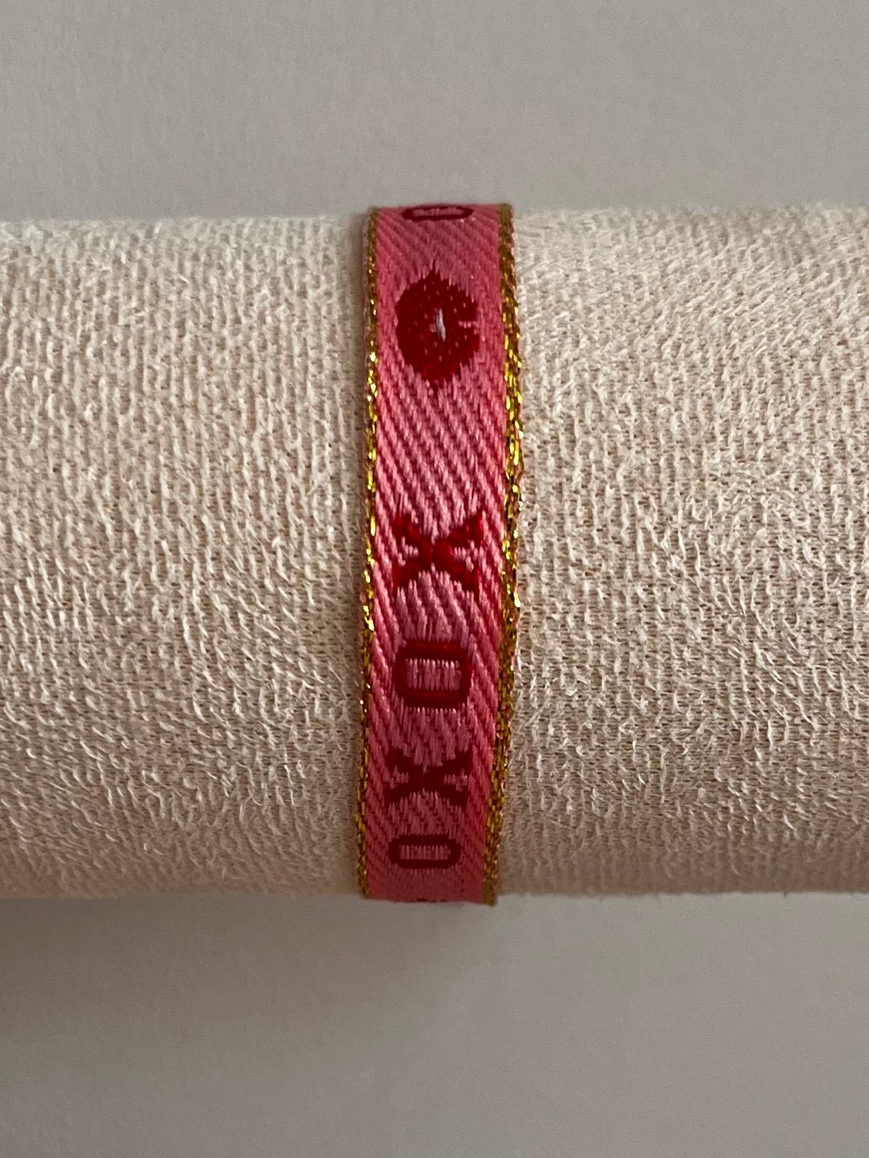 Zomerse lintarmbandjes met tekst in roze/rode kleuren