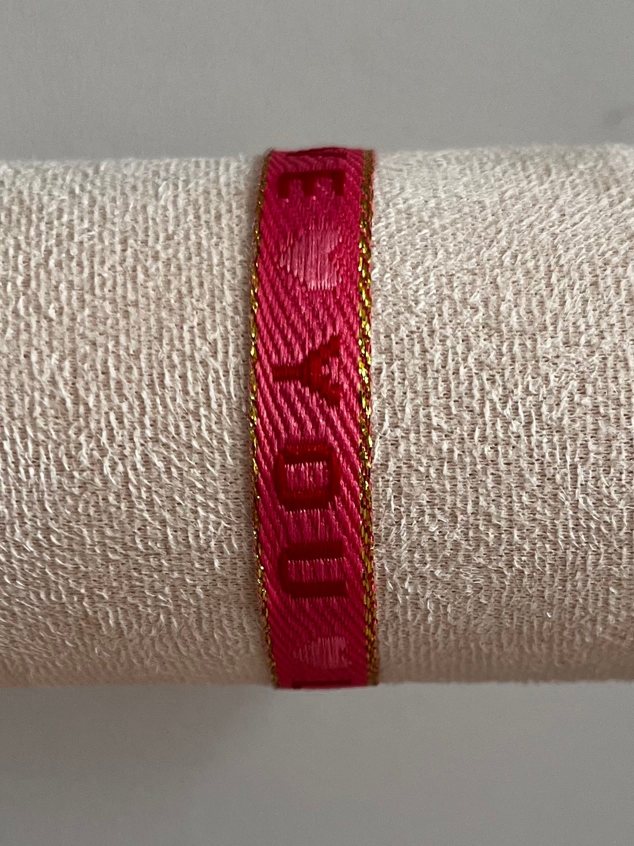 Zomerse lintarmbandjes met tekst in roze/rode kleuren