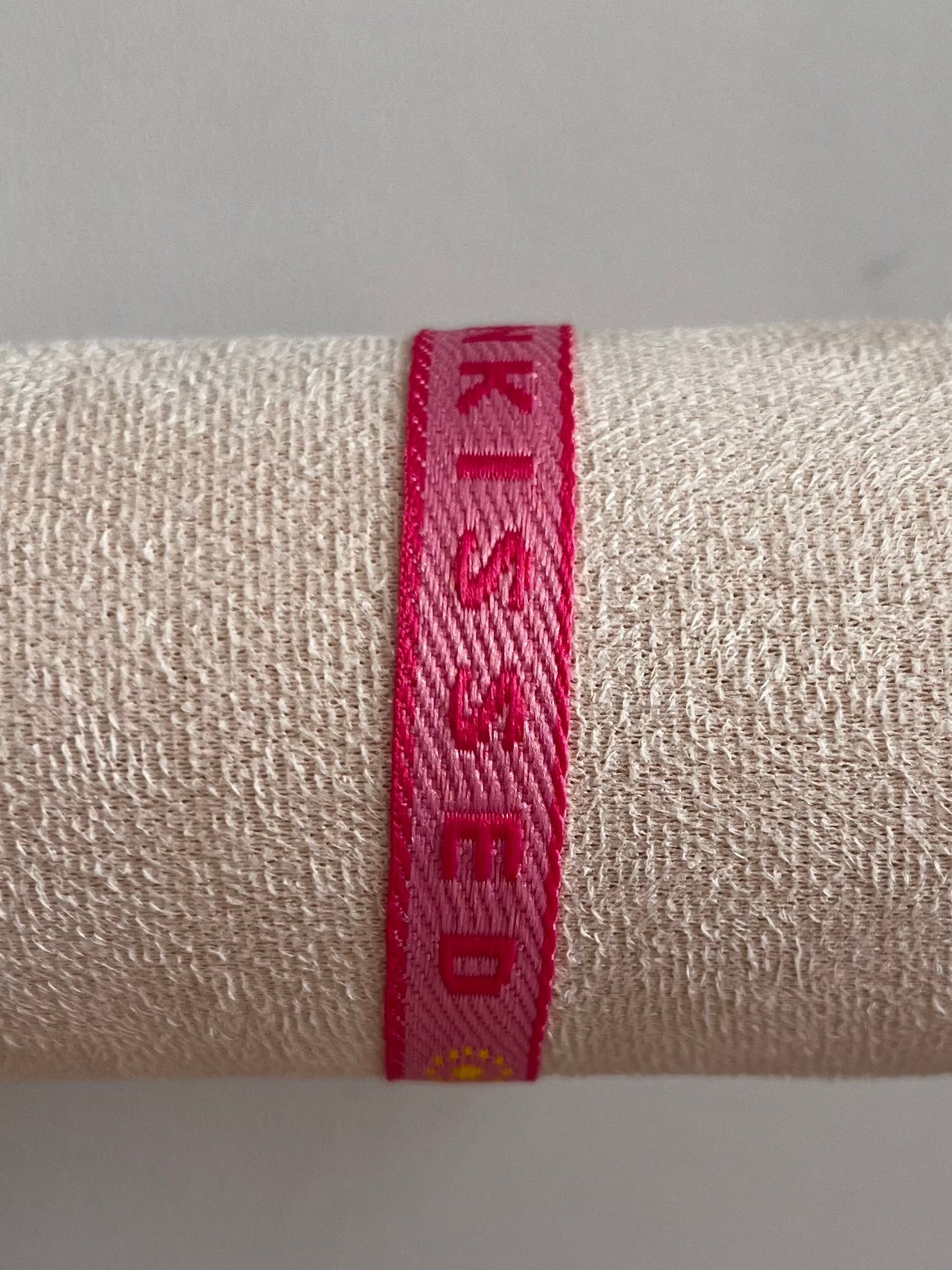 Zomerse lintarmbandjes met tekst in roze/rode kleuren