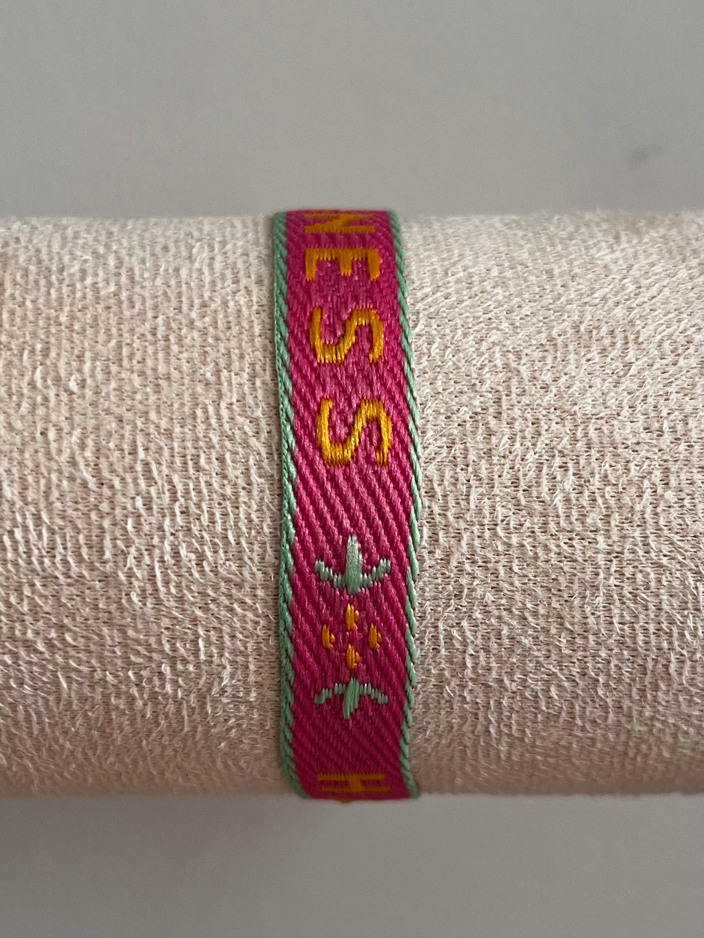 Zomerse lintarmbandjes met tekst in roze/rode kleuren