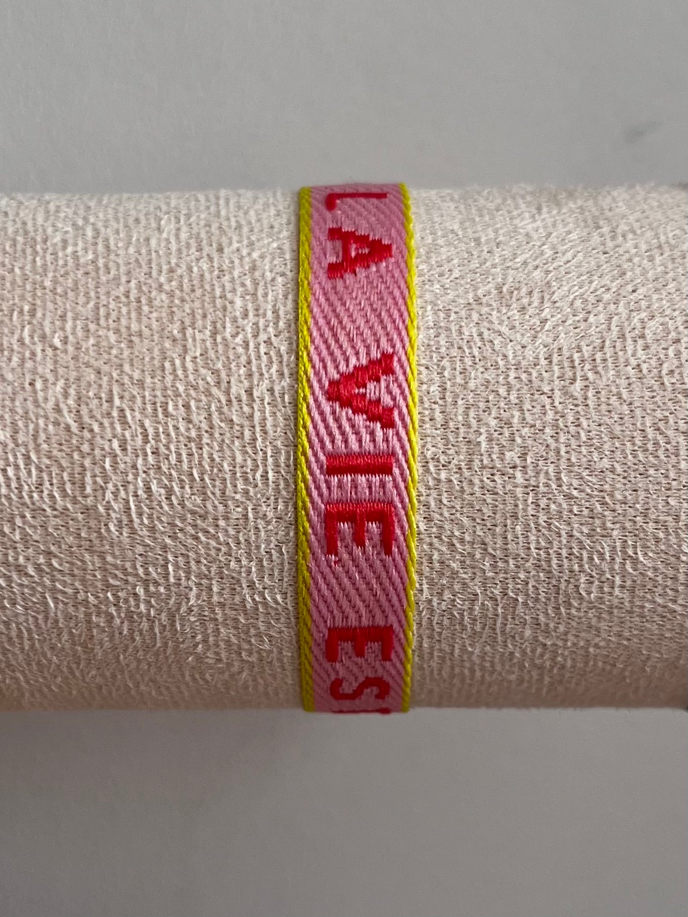 Zomerse lintarmbandjes met tekst in roze/rode kleuren