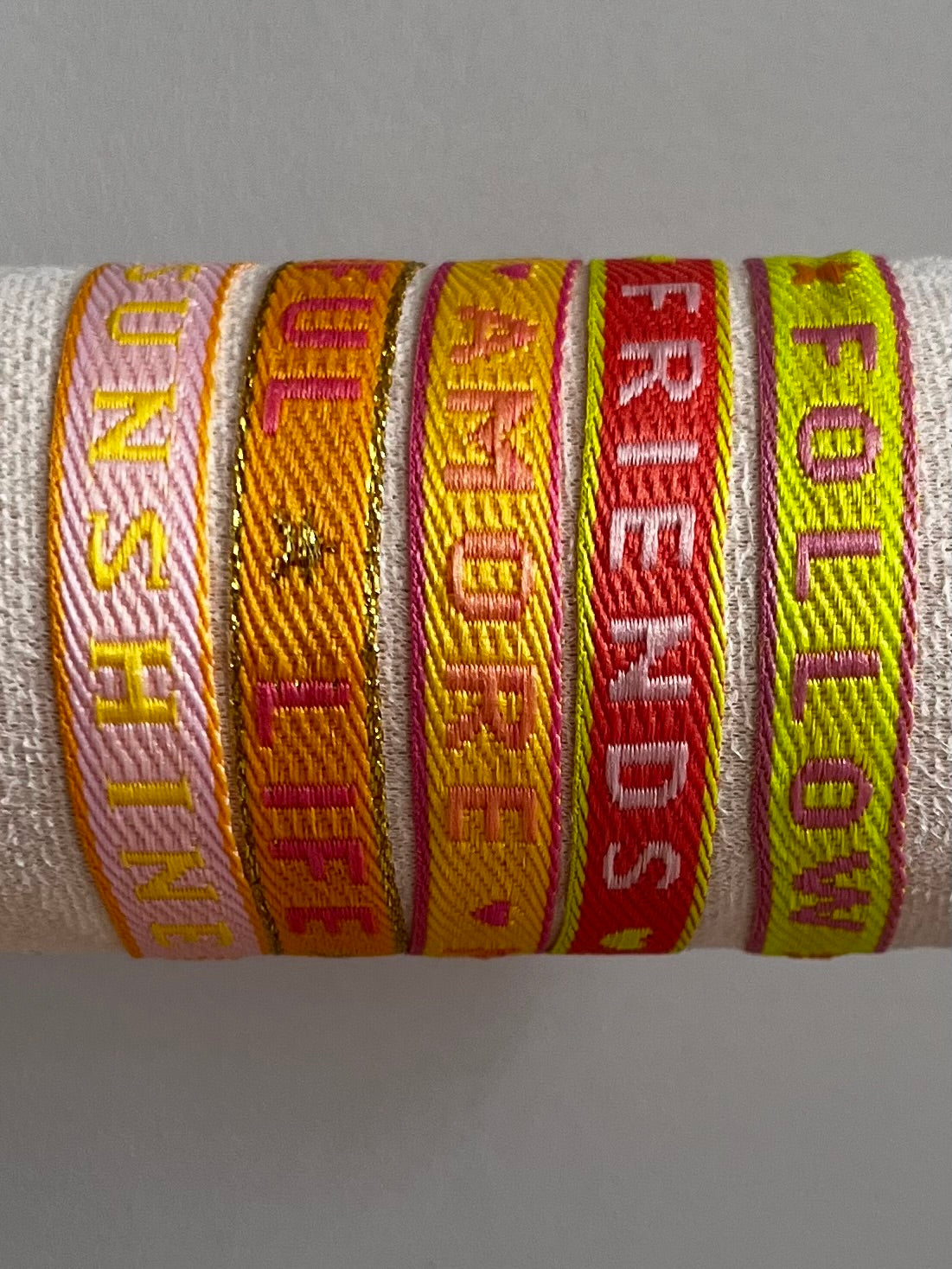 Zomerse lintarmbandjes met tekst in warme kleuren