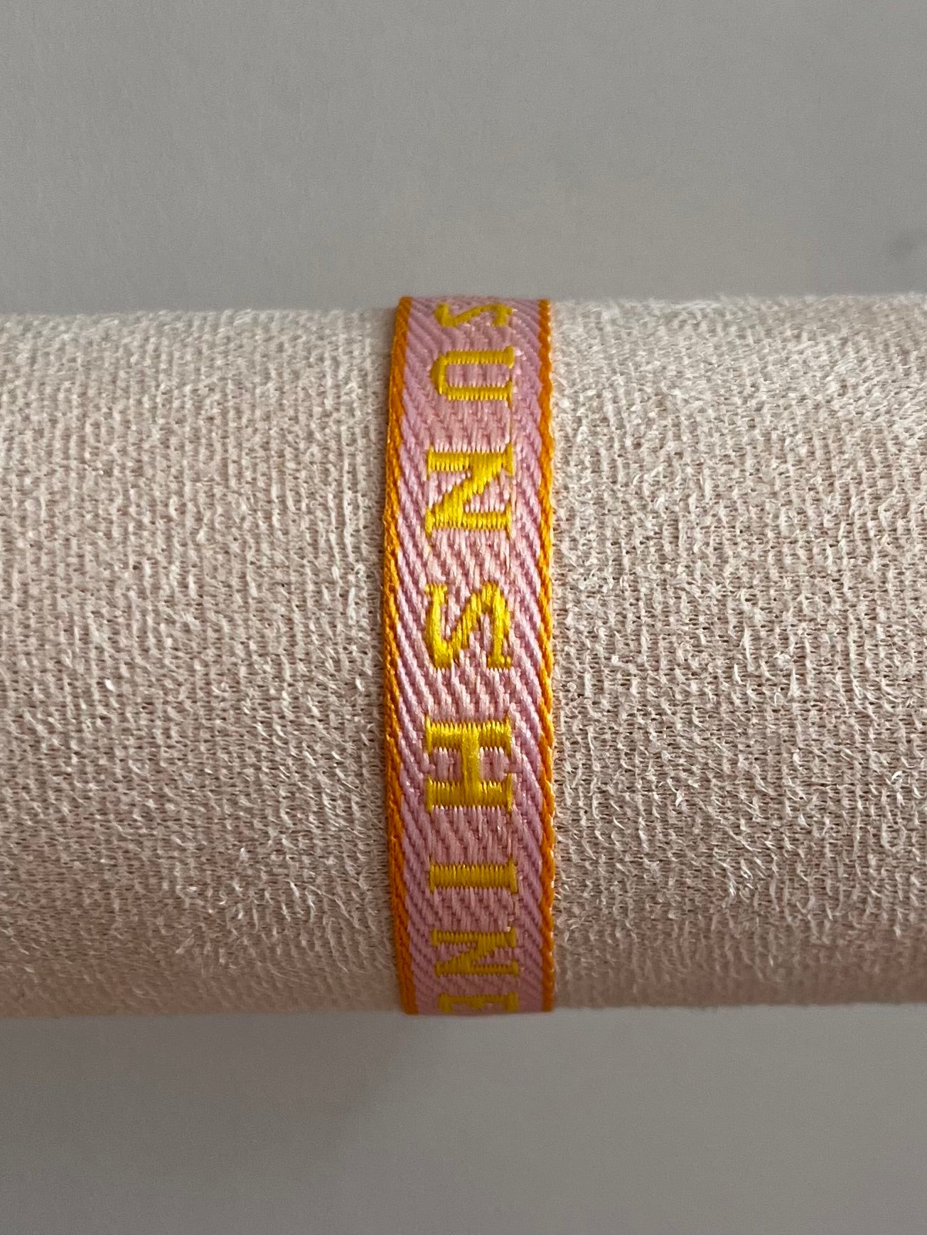 Zomerse lintarmbandjes met tekst in warme kleuren