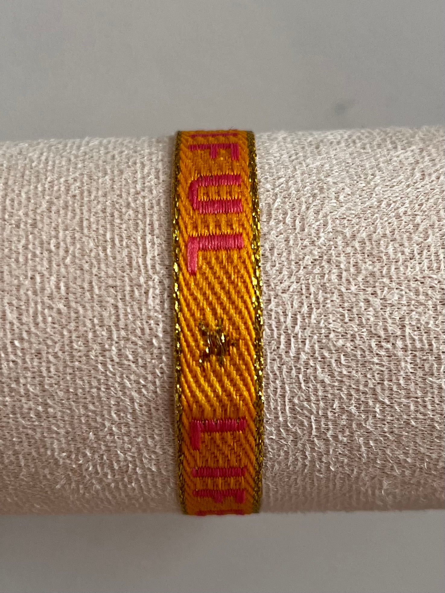 Zomerse lintarmbandjes met tekst in warme kleuren