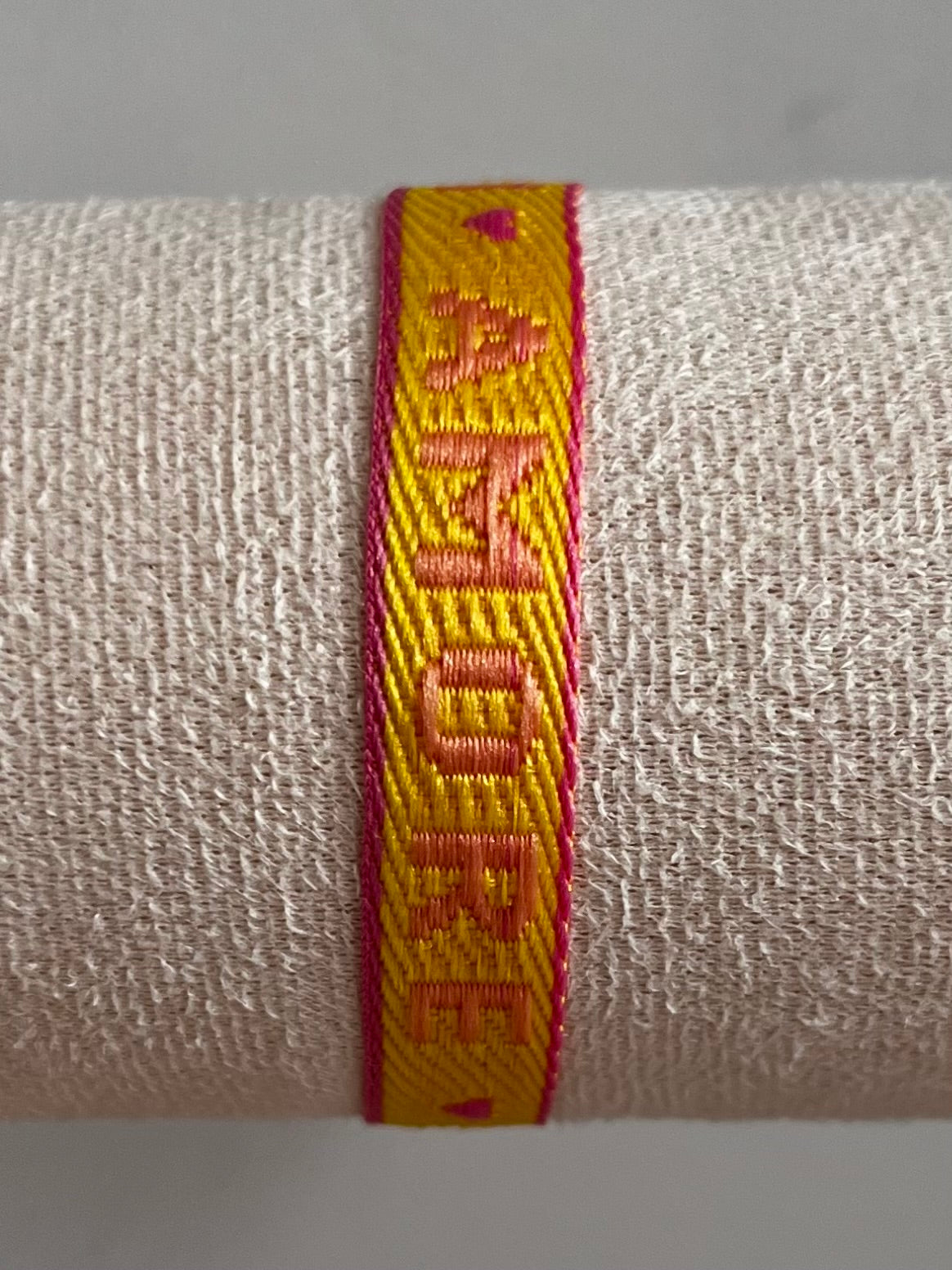 Zomerse lintarmbandjes met tekst in warme kleuren