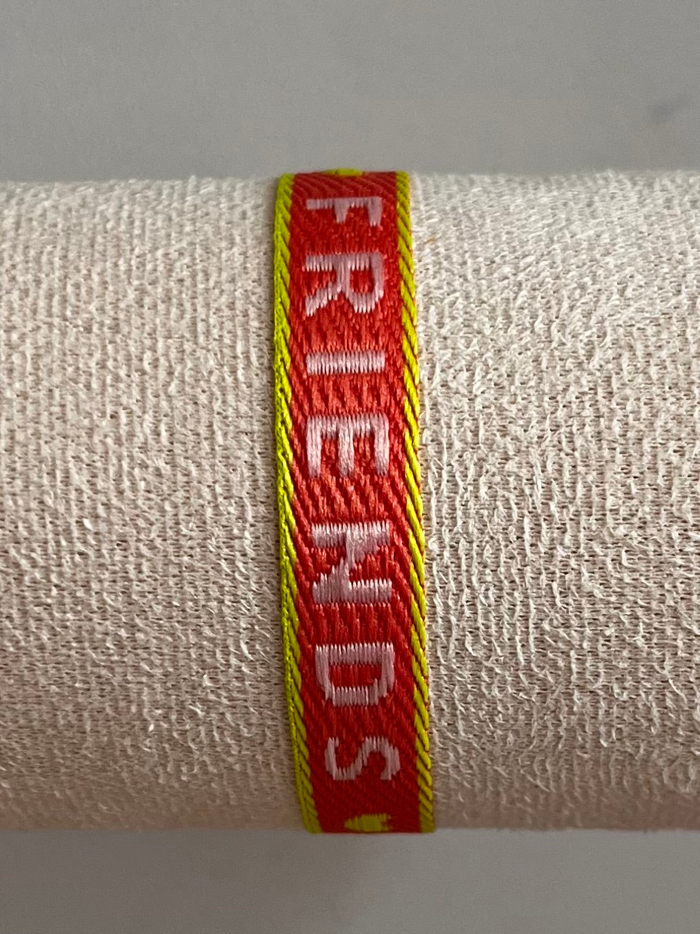 Zomerse lintarmbandjes met tekst in warme kleuren