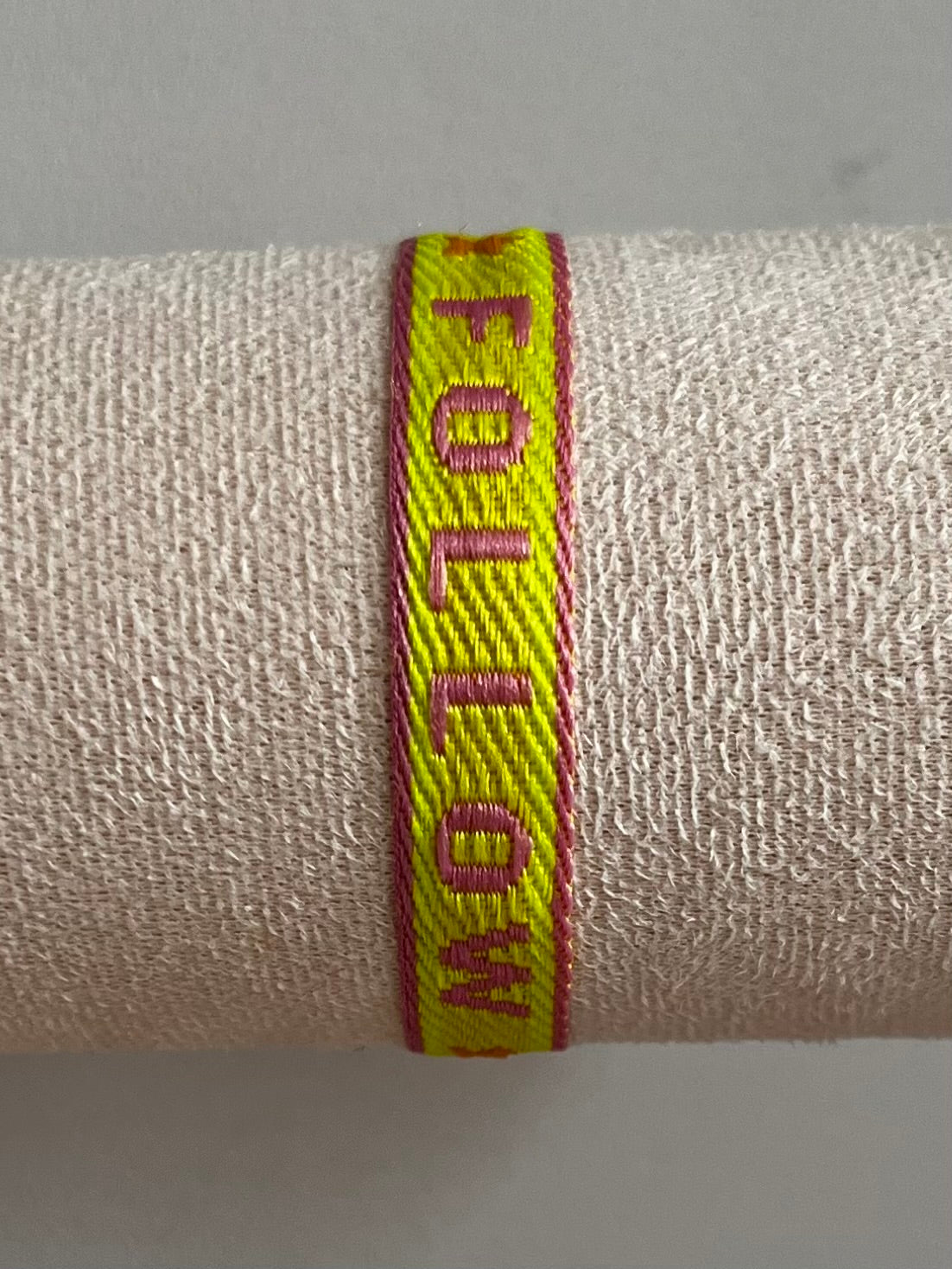 Zomerse lintarmbandjes met tekst in warme kleuren