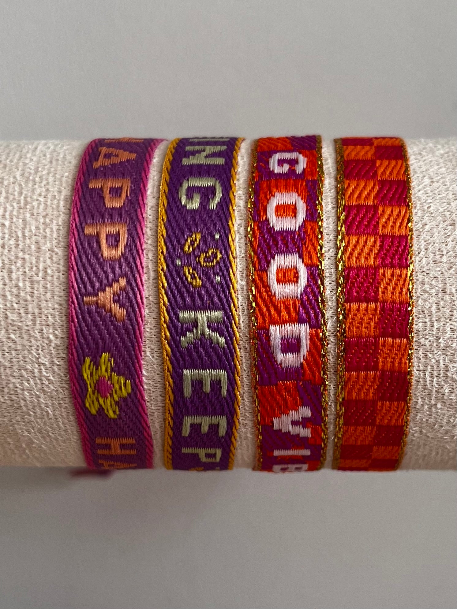 Zomerse lintarmbandjes met tekst in paars/oranje kleuren