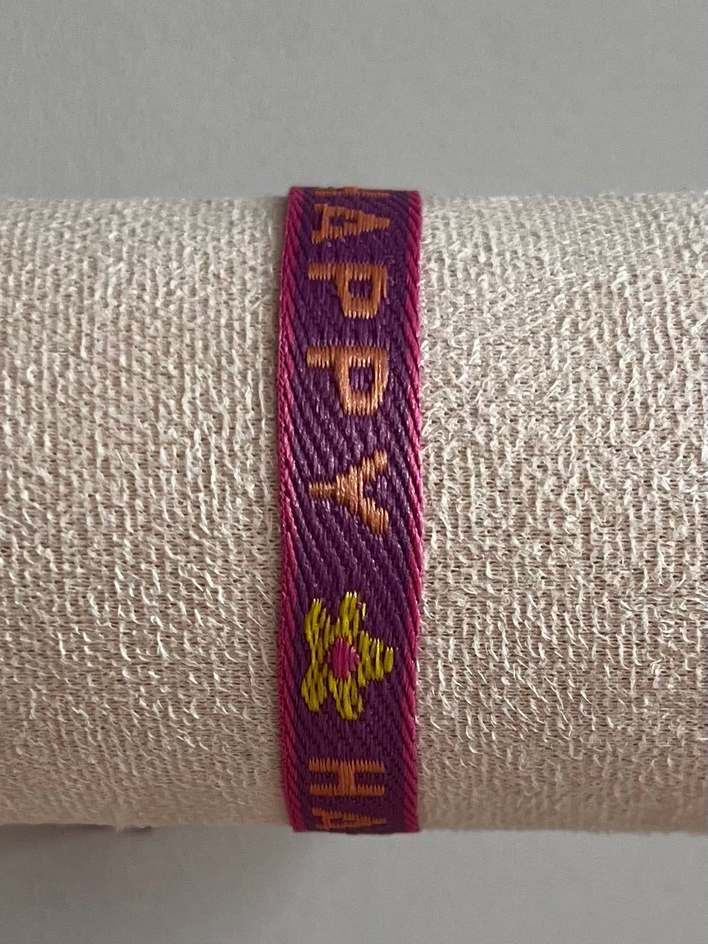 Zomerse lintarmbandjes met tekst in paars/oranje kleuren