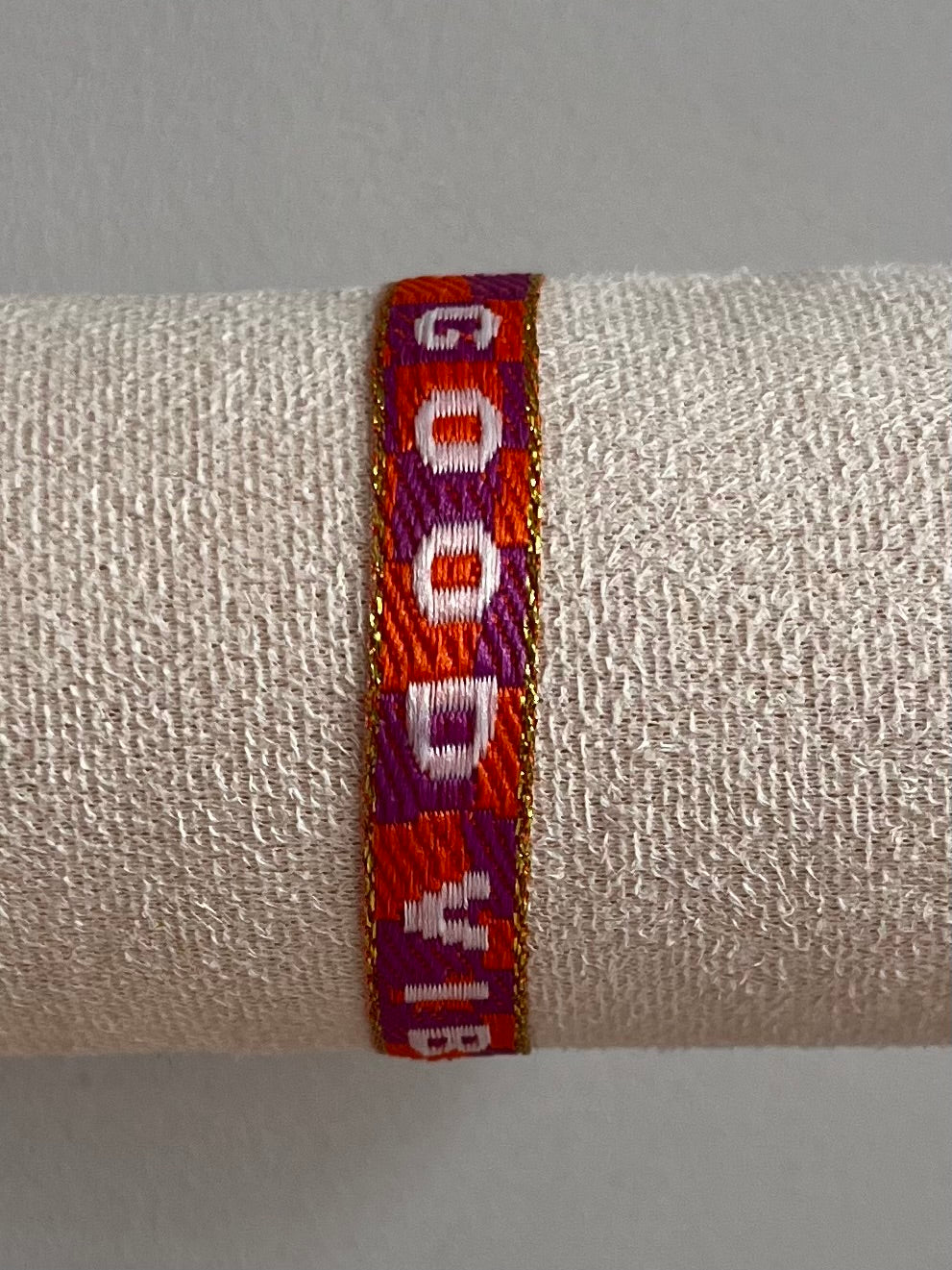 Zomerse lintarmbandjes met tekst in paars/oranje kleuren