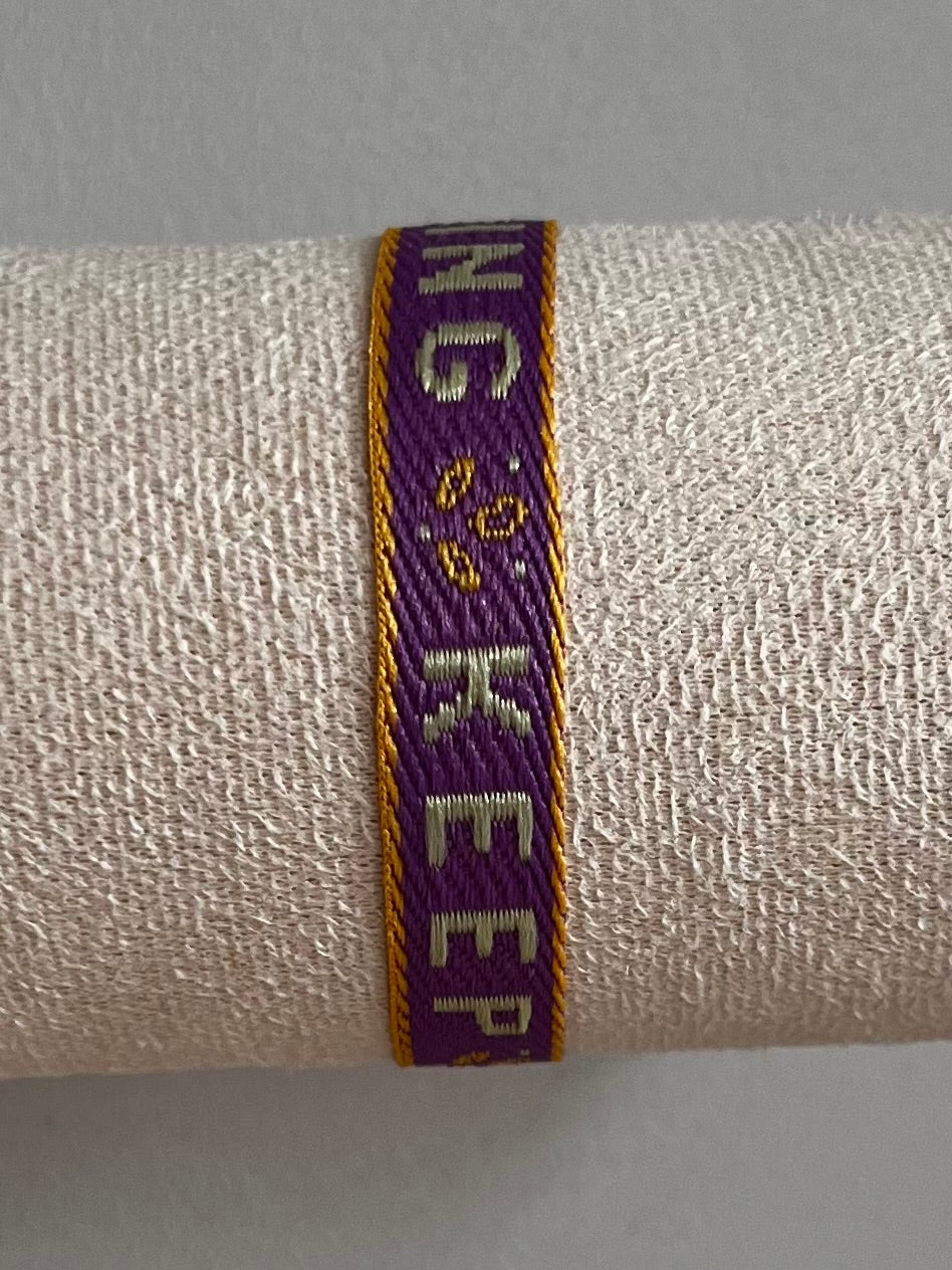 Zomerse lintarmbandjes met tekst in paars/oranje kleuren