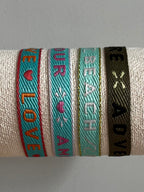 Zomerse lintarmbandjes met tekst in blauw/groene kleuren