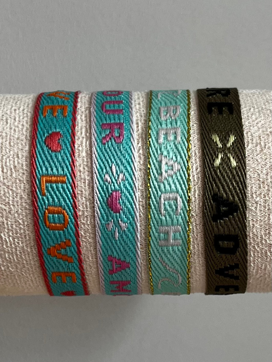 Zomerse lintarmbandjes met tekst in blauw/groene kleuren