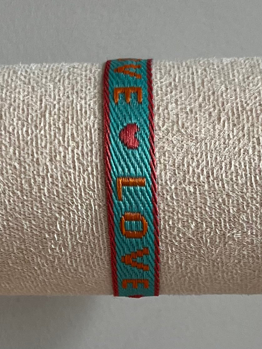 Zomerse lintarmbandjes met tekst in blauw/groene kleuren