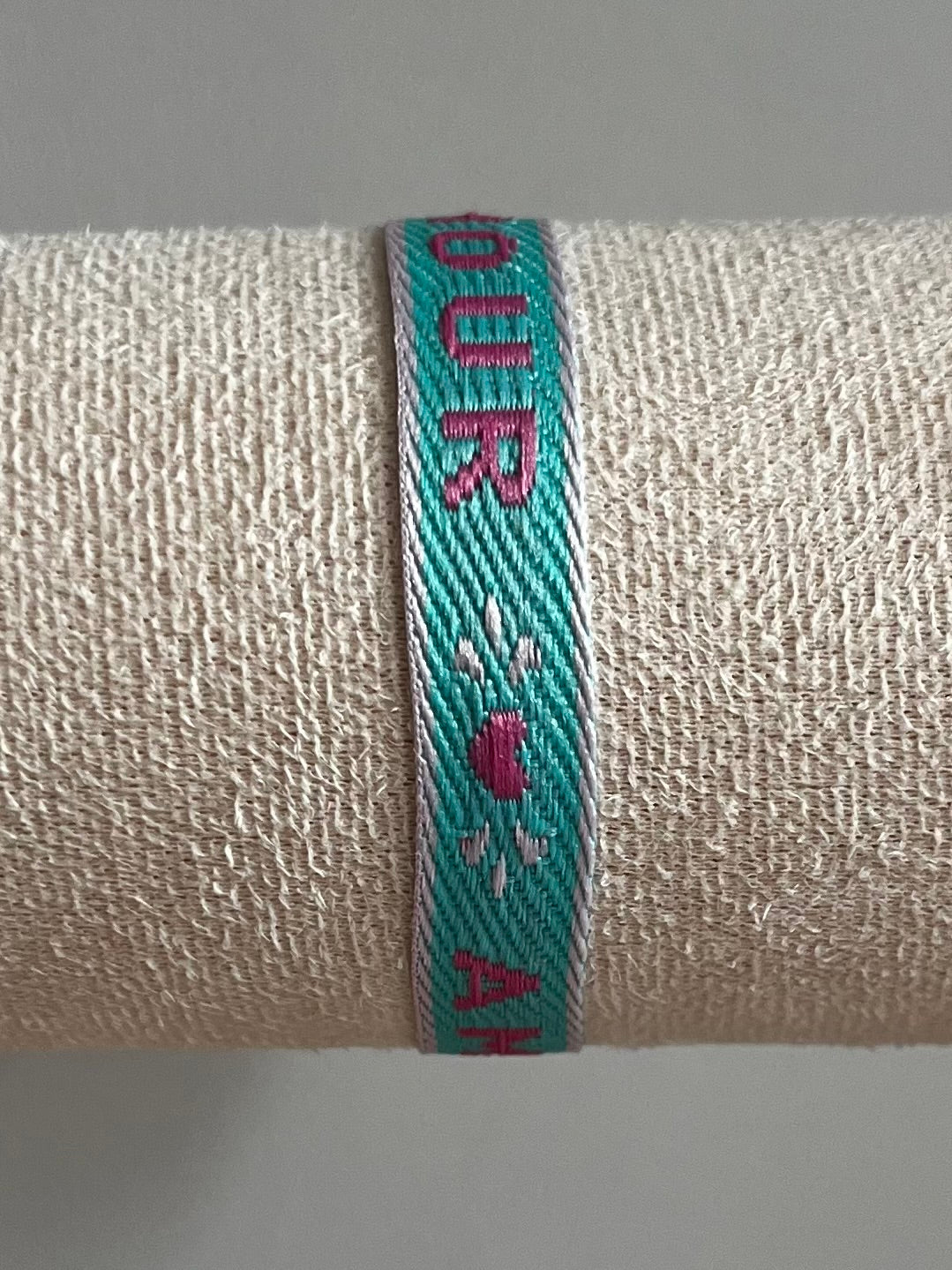 Zomerse lintarmbandjes met tekst in blauw/groene kleuren