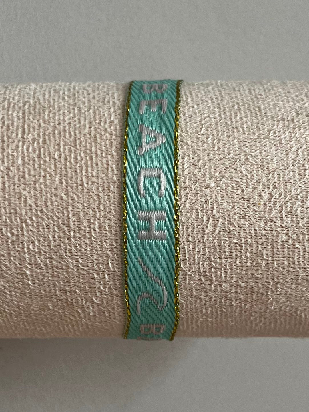 Zomerse lintarmbandjes met tekst in blauw/groene kleuren