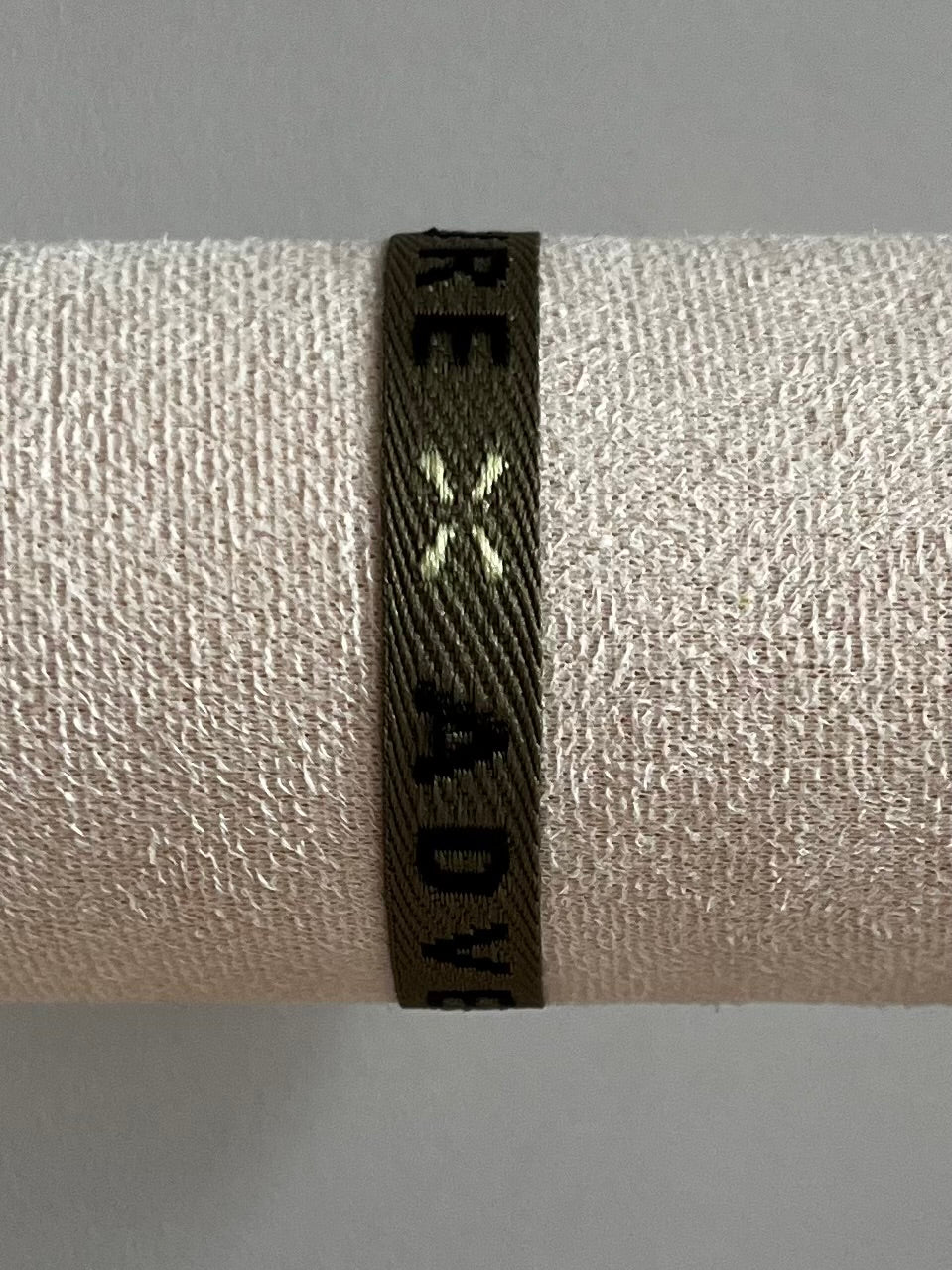 Zomerse lintarmbandjes met tekst in blauw/groene kleuren