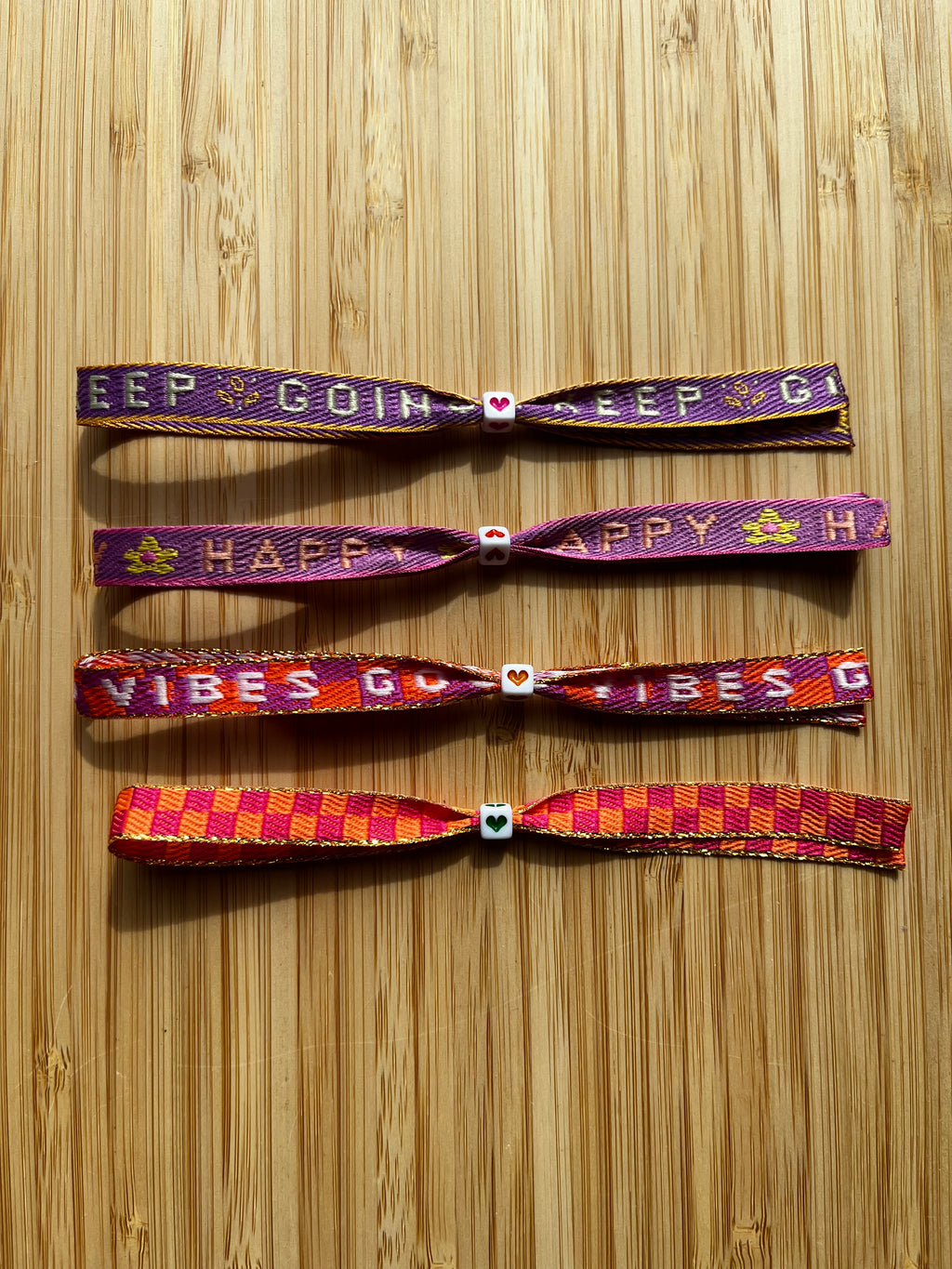 Zomerse lintarmbandjes met tekst in paars/oranje kleuren