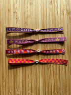 Zomerse lintarmbandjes met tekst in paars/oranje kleuren