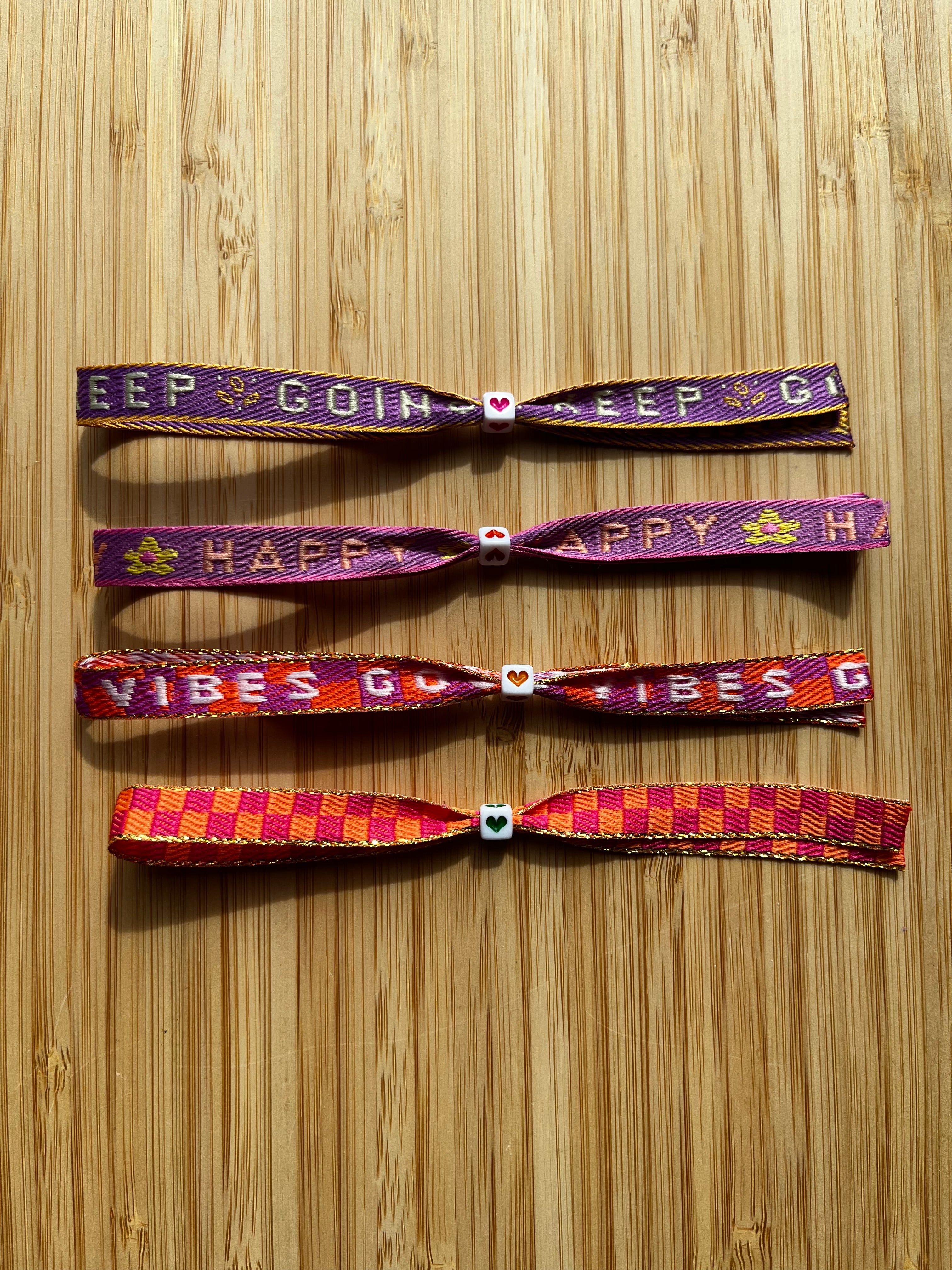 Zomerse lintarmbandjes met tekst in paars/oranje kleuren