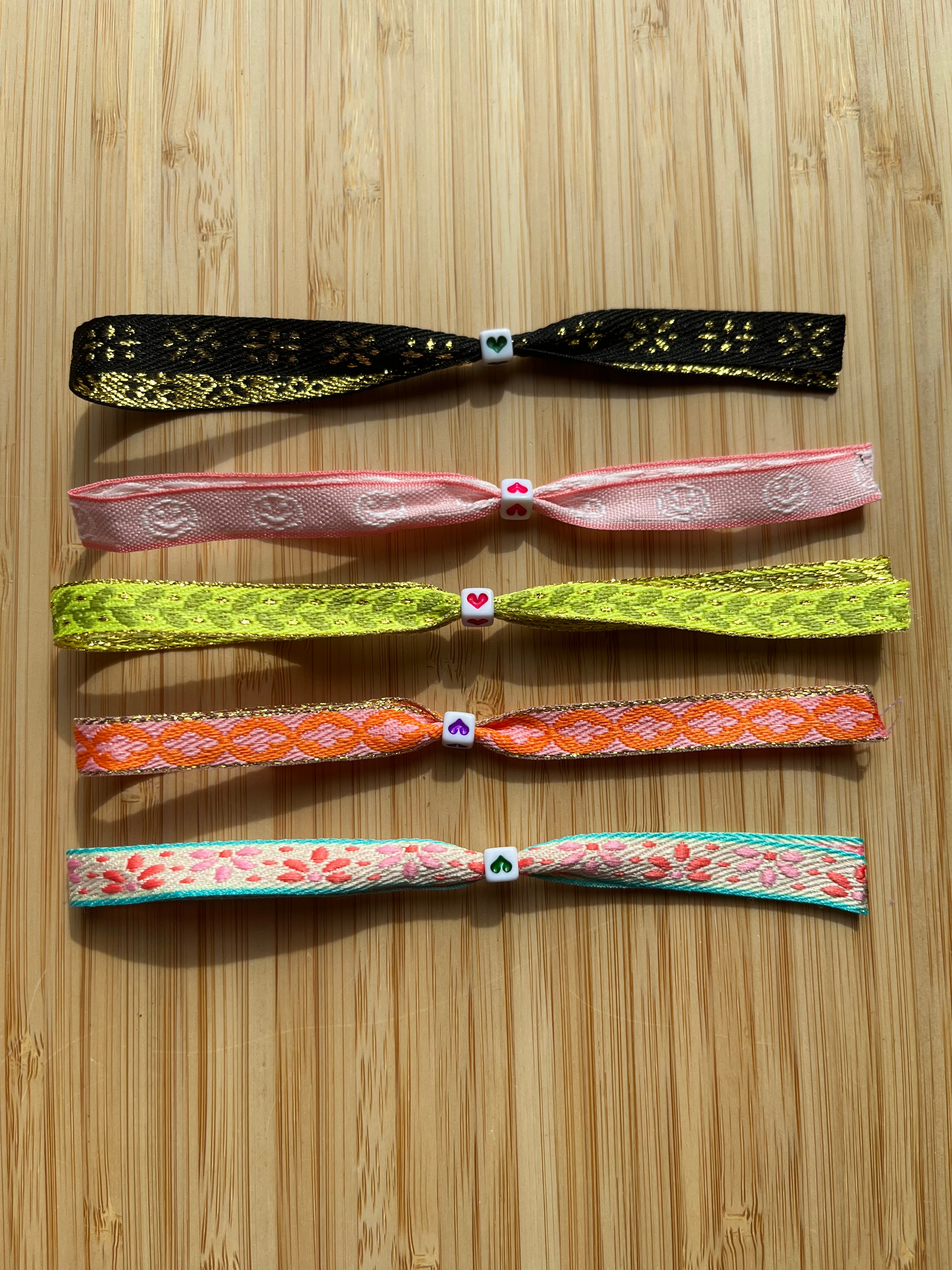 Zomerse lintarmbandjes met patronen in verschillende kleuren
