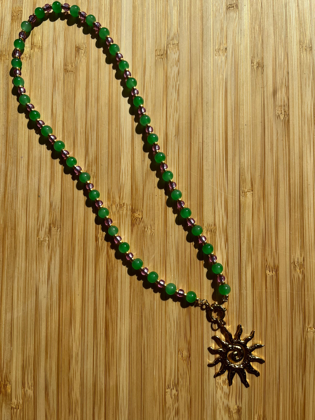 Kralenketting Groen & Paars met Zon Bedel