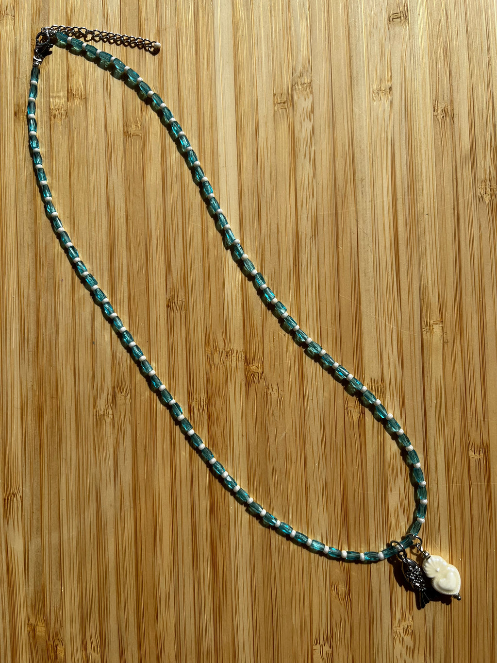 Kralenketting Blauw & Parelmoer met Vis & Hartjes Bedel