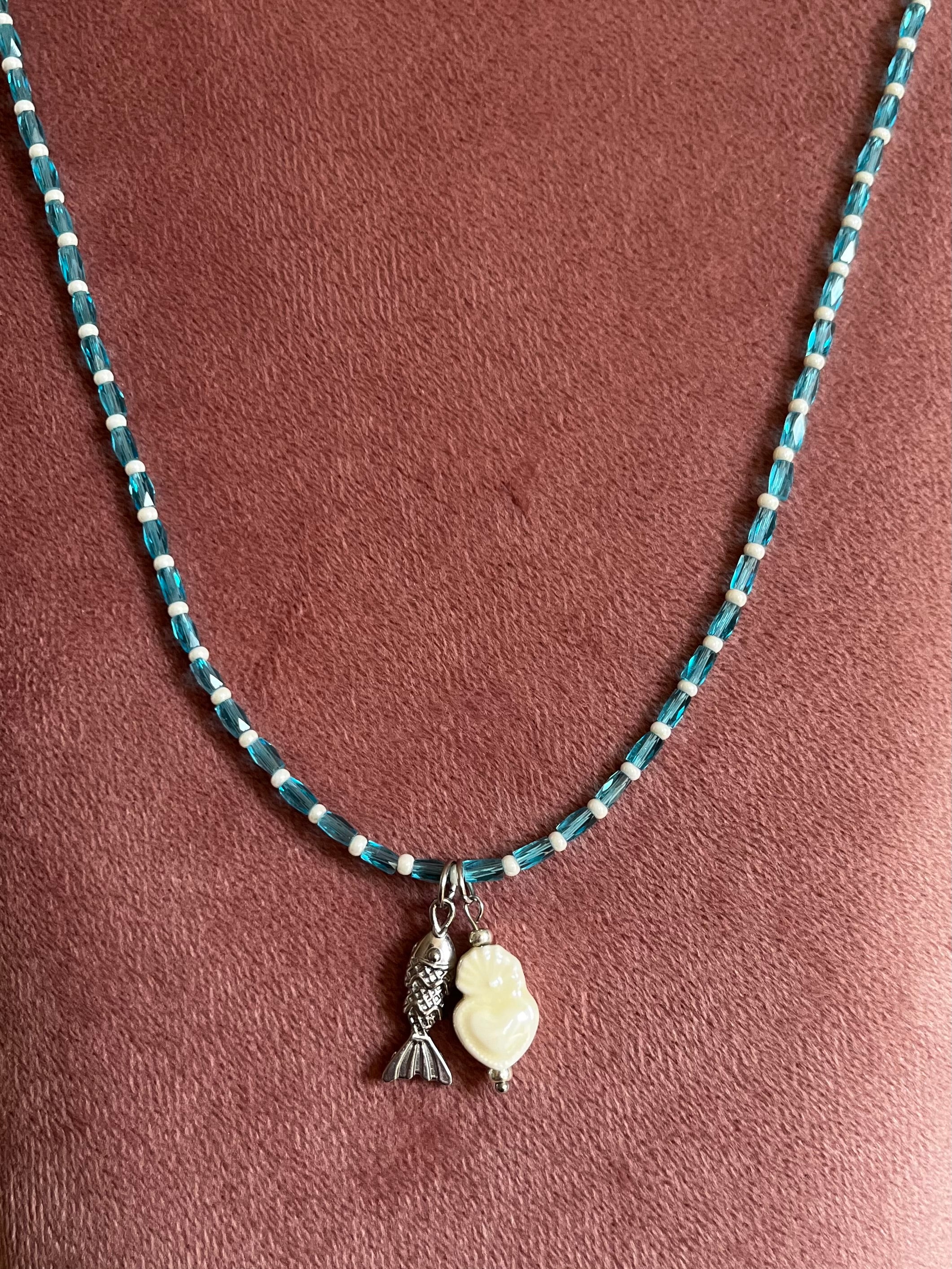 Kralenketting Blauw & Parelmoer met Vis & Hartjes Bedel