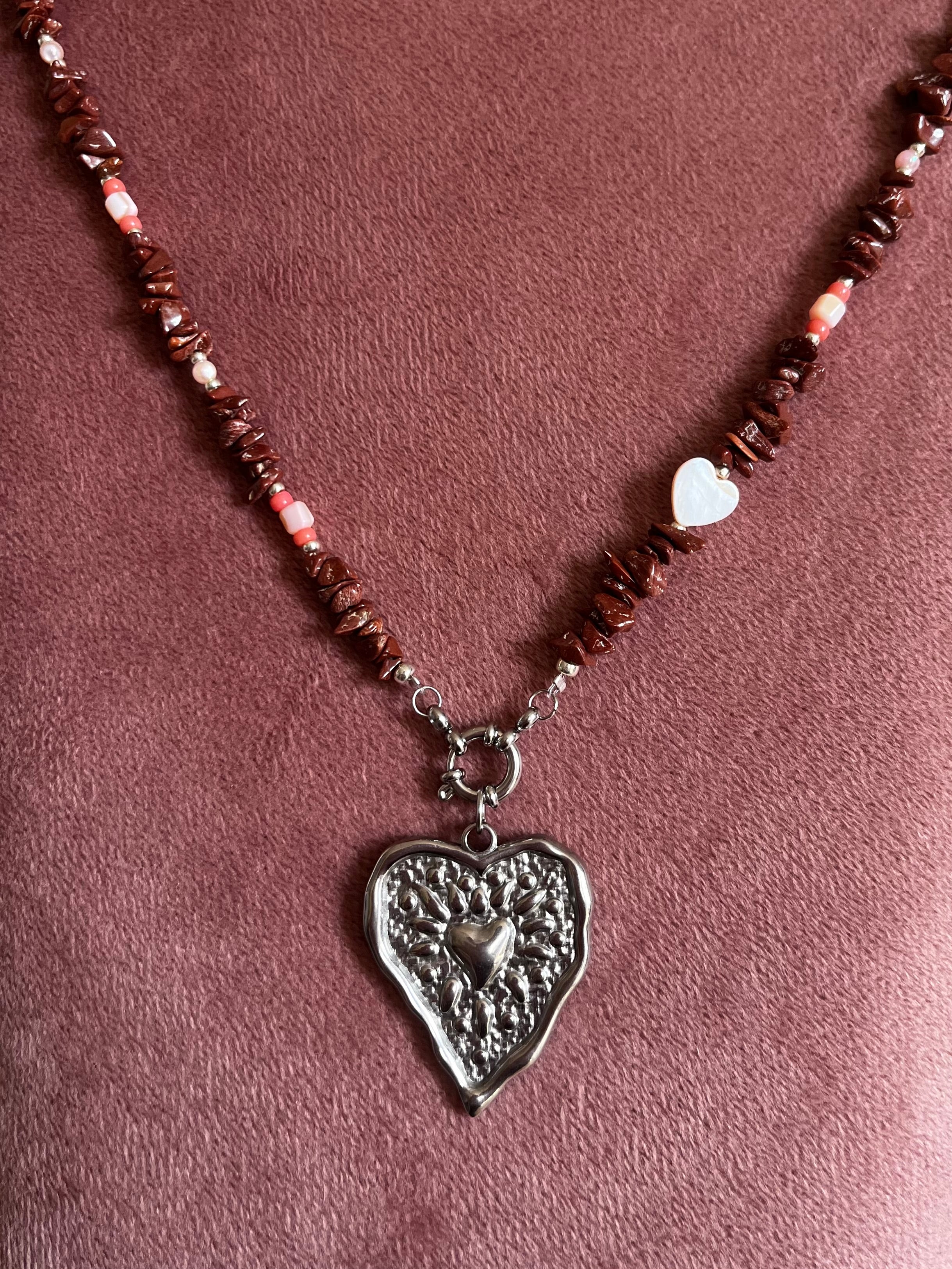 Kralenketting Bruin, Lichtroze & Koraalkleur met Hart Bedel