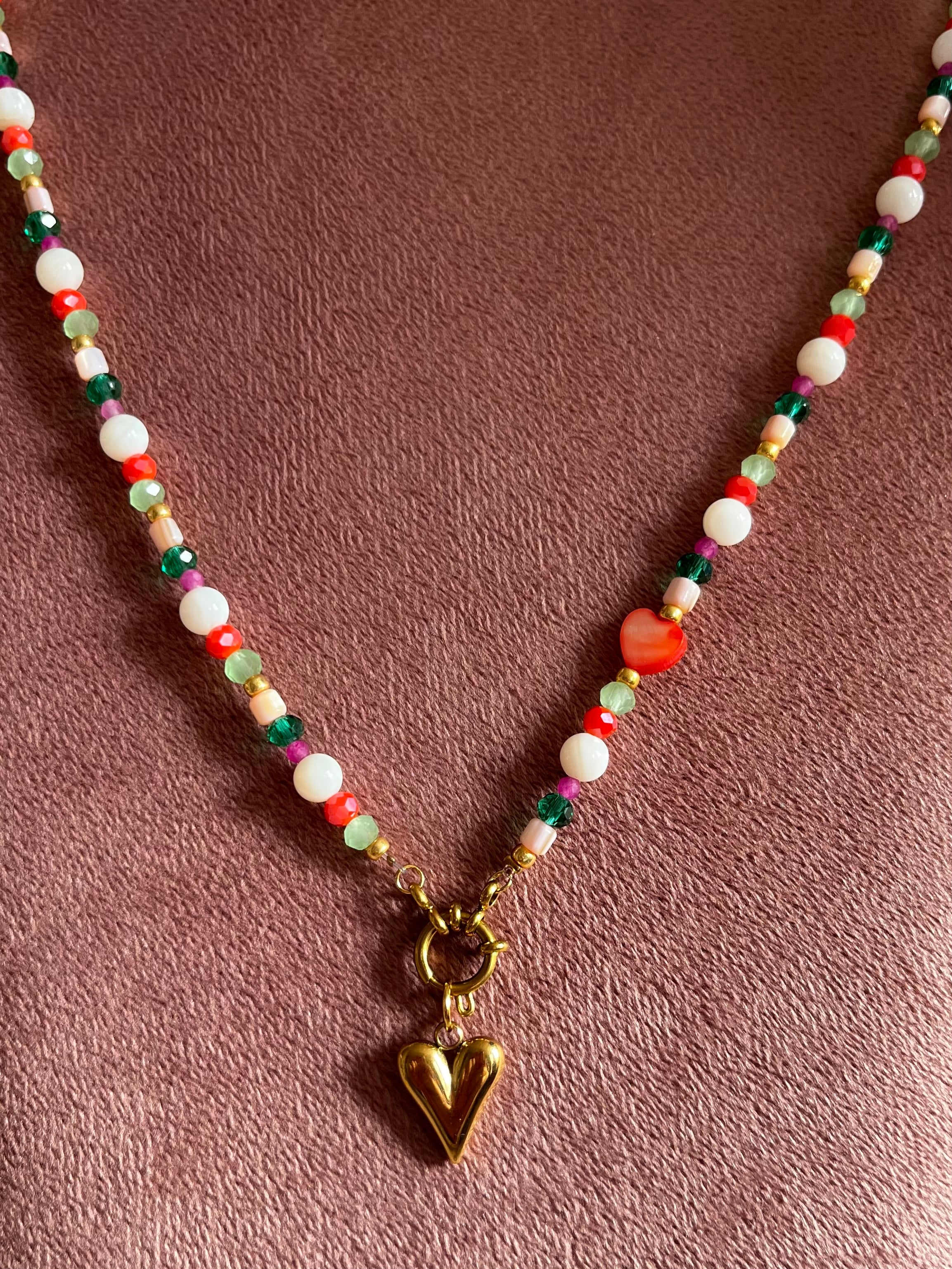 Kralenketting Koraalkleur, Wit & Groen met Hartjes Bedel