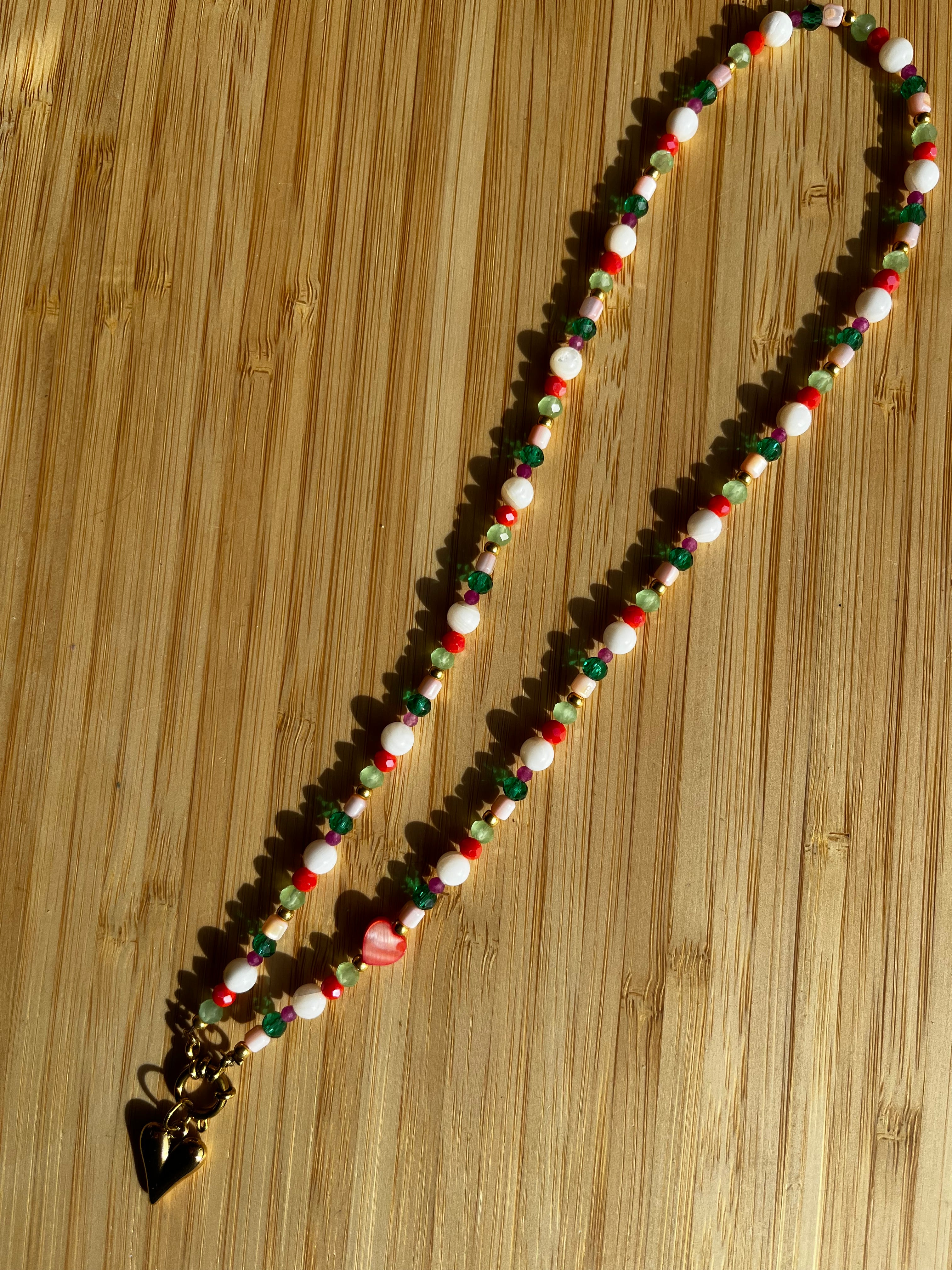 Kralenketting Koraalkleur, Wit & Groen met Hartjes Bedel